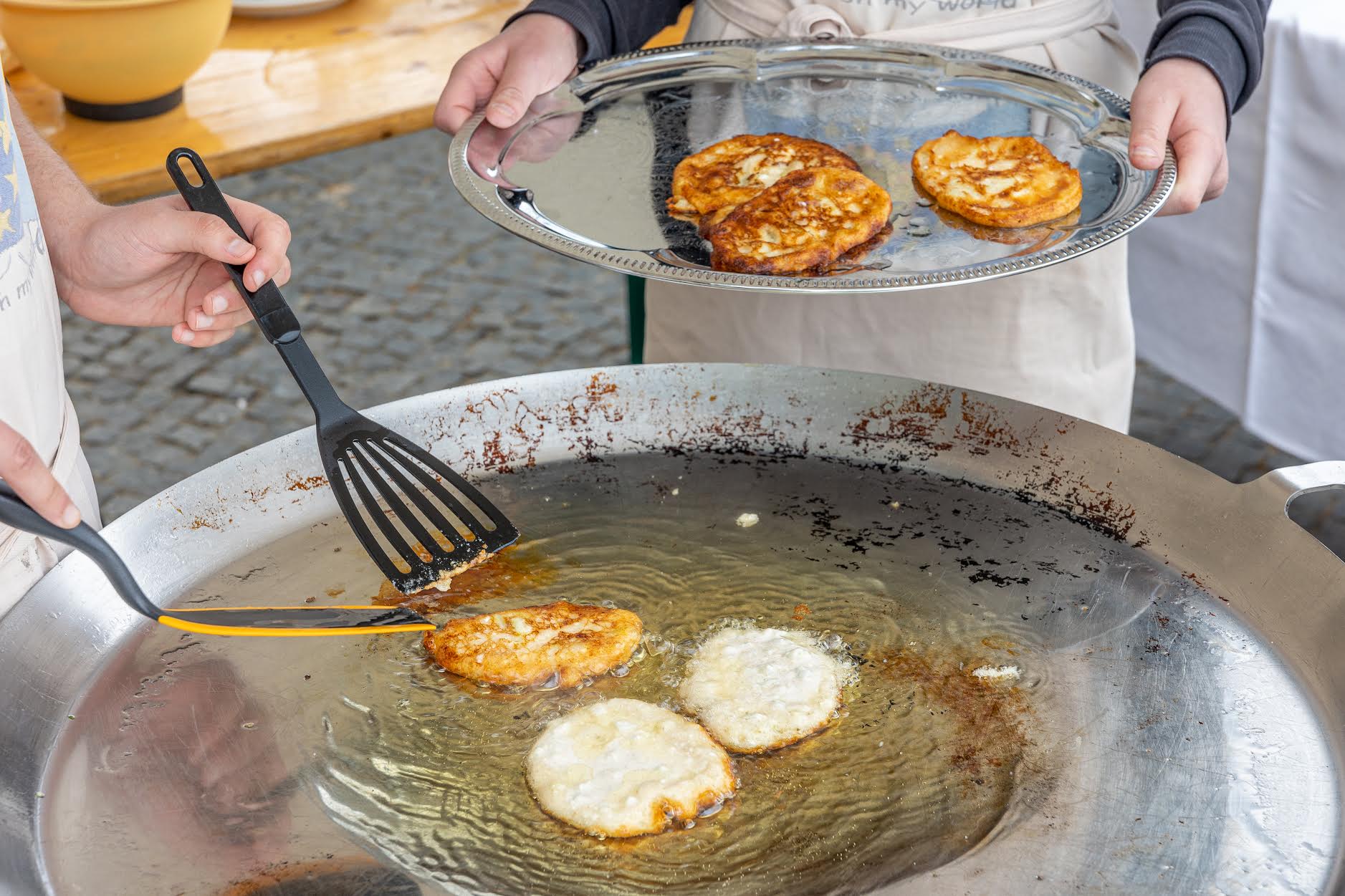 Koolide esindused sõbralikult kõrvuti  kookamas. Nii valmisid parim soolane  pannkook ja rahva lemmikpannkook Võru  Järve kooli meeskonnalt. Foto: AIGAR NAGEL