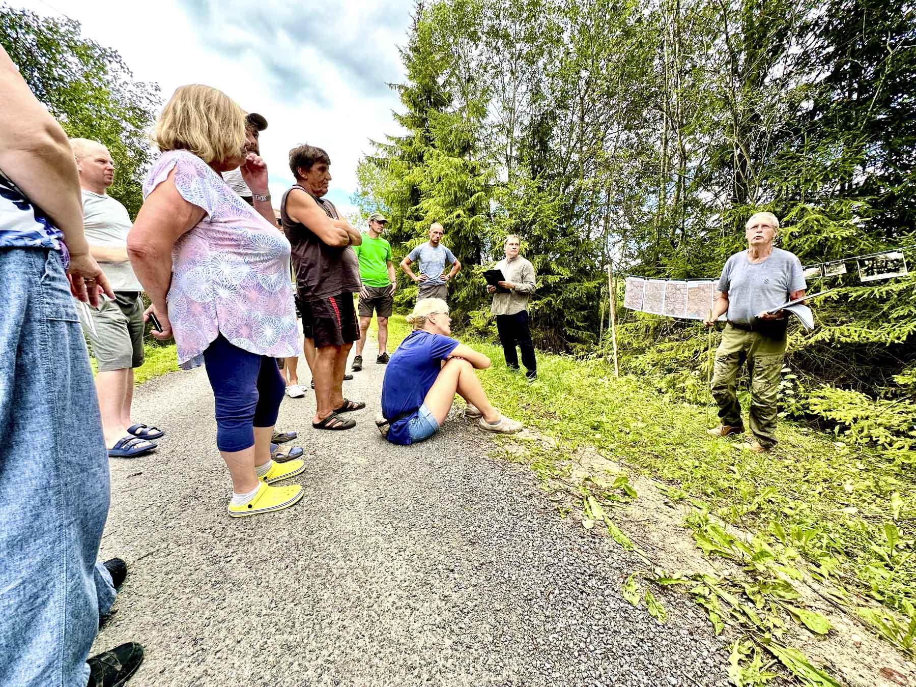 Külarahvas kuulas Metsatuka teel metsaülemat huviga ja kolmveerand tunniga oli selge, et Metsatuka teest ei saa Lageraie tee. Fotod: KALEV ANNOM