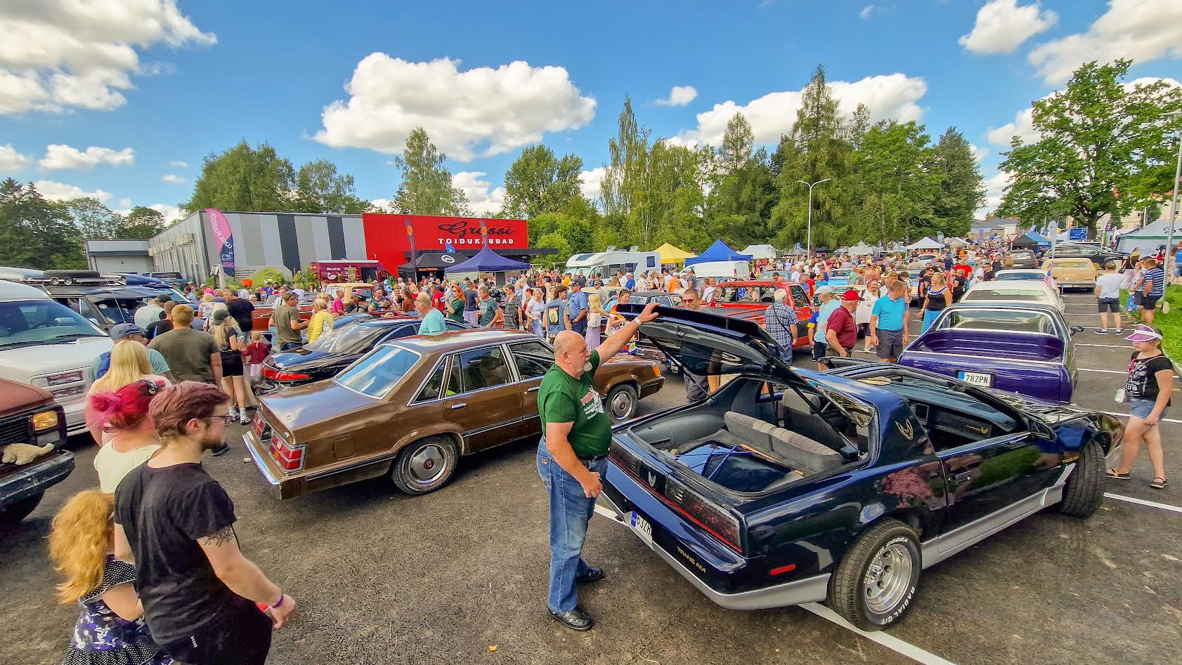 Möödunud kuu teises pooles Antslas avatud Grossi Toidukaupade kaupluse parklas sai laadapäevadel uudistada Ameerika auotode näitust. FOTO: Aigar Nagel