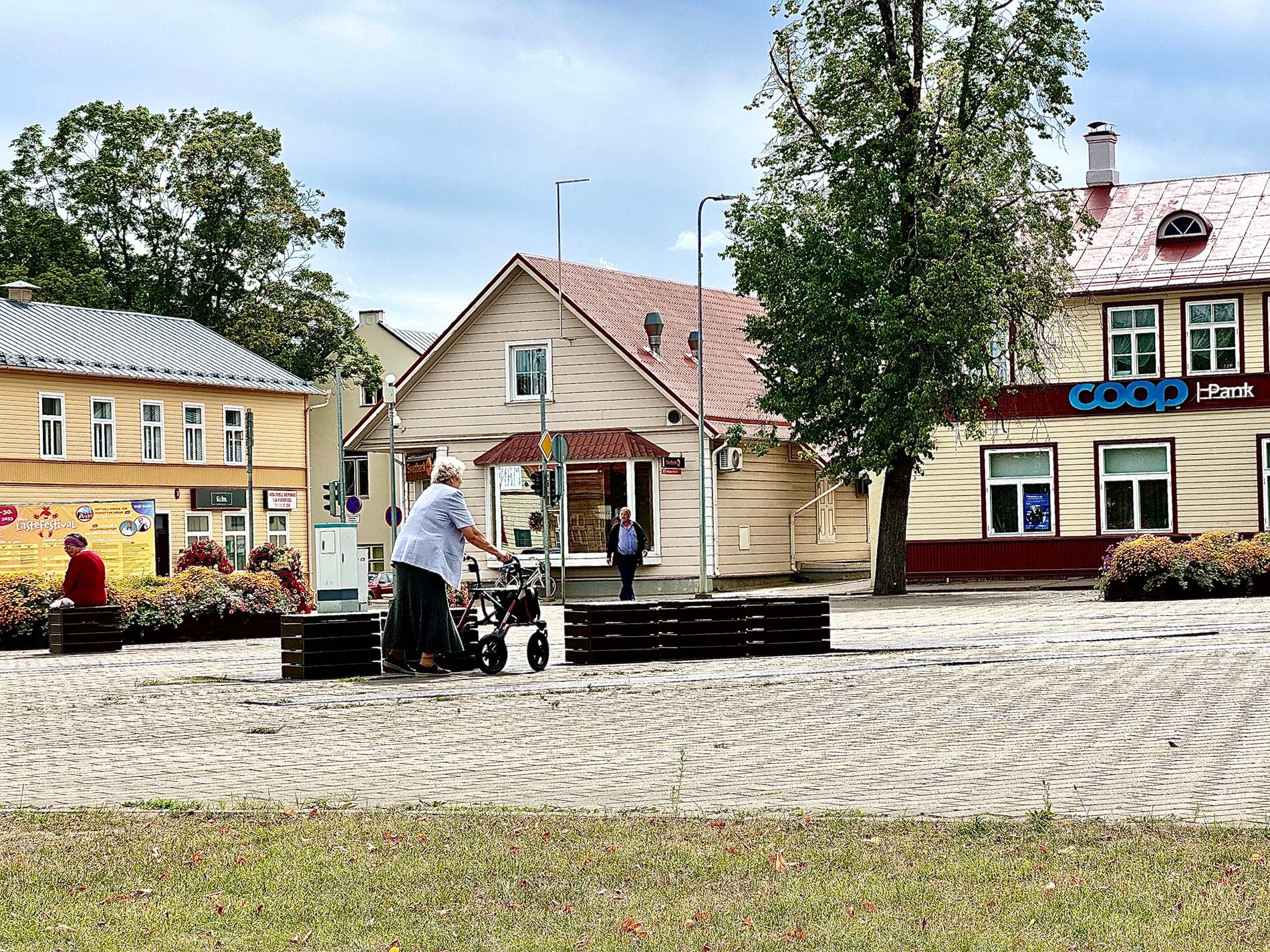 Kaks kõrvuti asuvat panka – Rootsi ja Eesti pank. Coop pank on Võrus ainuke, kus saab  teha sularahatehinguid. 