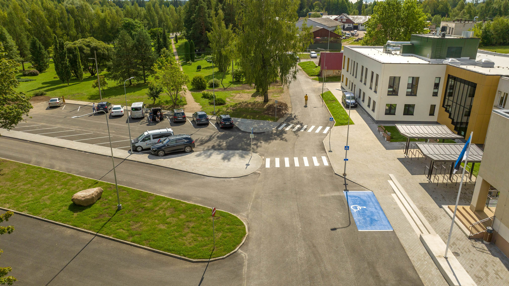 Puiga põhikooli koolipere saab 1. septembril uuele õppeaastale vastu minna uuenenud, peaaegu poole suuremates ruumides. 23. augustil avati pidulikult koolihoone neljas juurdeehitus. Vähem oluline ei ole liikluskorralduse kitsaskohtade lahendamine parkla ning õueala loomise läbi. Foto: AIGAR NAG