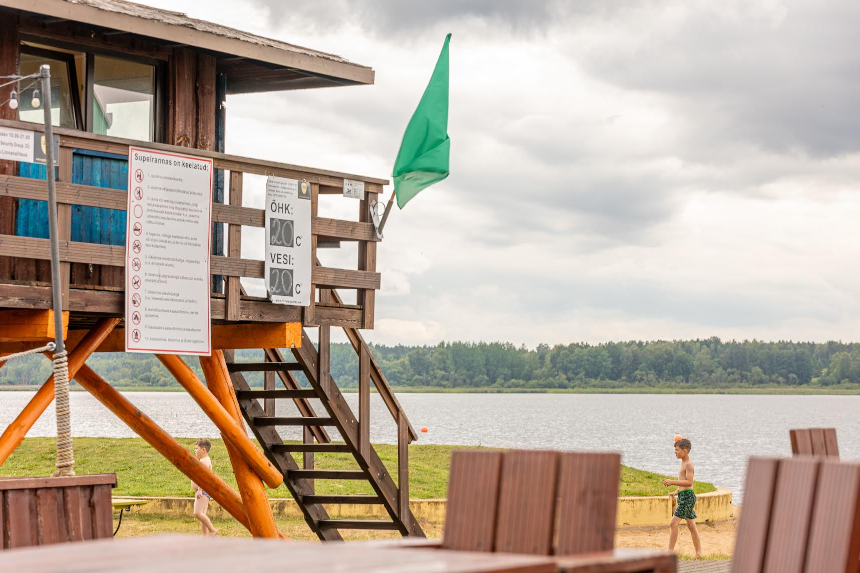 Kolmapäeva pärastlõunal oli Tamula järve vesi selge ja läbipaistev. Lehvis roheline, kõigile ujumist lubav lipp, nii vee- kui  ka õhutemperatuuriks oli mõõdetud 20 kraadi. Foto: AIGAR NAGEL