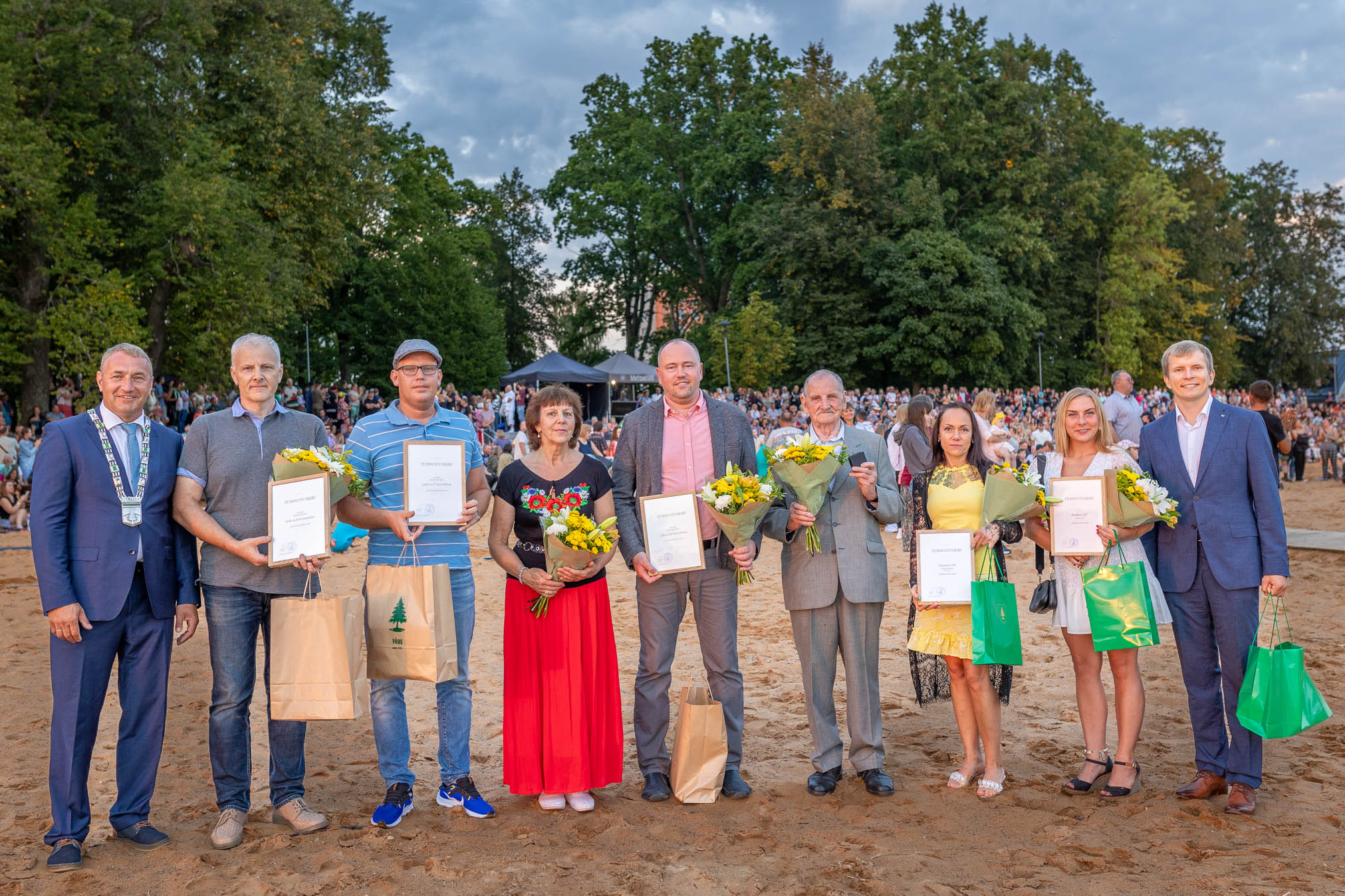 Tänavused „Lillelise Võru” ja „Kaunis kodu 2023”  tunnuskirjade pälvijad koos linnapea Kalvi Kõvaga. Fotod: AIGAR NAGEL