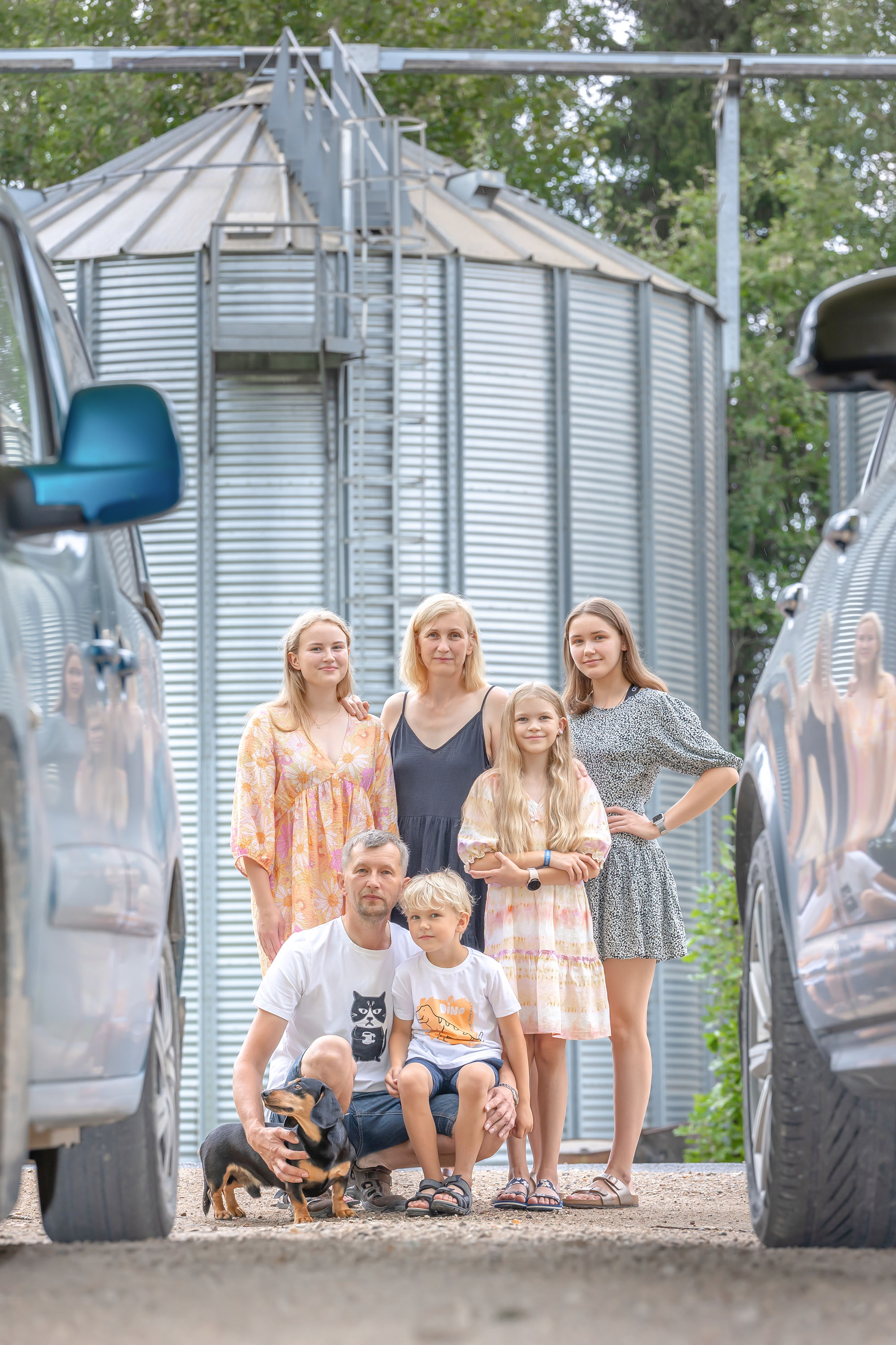 Väikemetsa talu on üks 15 nominendist ja esindab Võrumaad  teiste Eestimaa talude hulgas. Fotol peremees Taavi Serv  koos perega. Ülevalt vasakult Liis Serv, Gaile Tammemägi,  Säde Heidi Serv, Maia Serv. All väike Lukas Serv ja koer  Nublu. Foto: AIGAR NAGEL