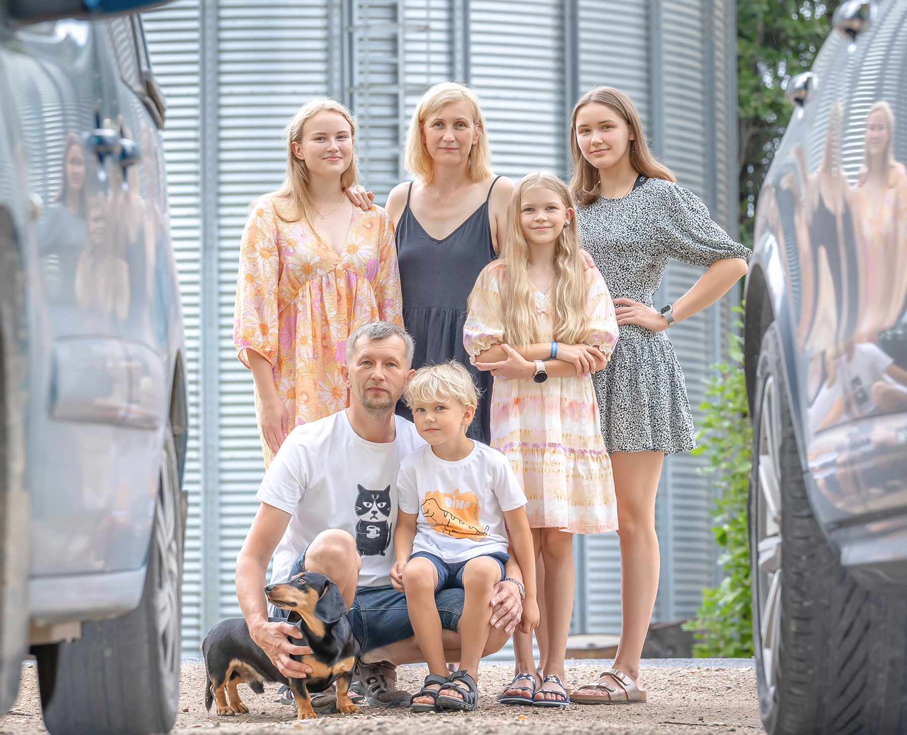 Väikemetsa talu on üks 15 nominendist ja esindab Võrumaad  teiste Eestimaa talude hulgas. Fotol peremees Taavi Serv  koos perega. Ülevalt vasakult Liis Serv, Gaile Tammemägi,  Säde Heidi Serv, Maia Serv. All väike Lukas Serv ja koer  Nublu. Foto: AIGAR NAGEL