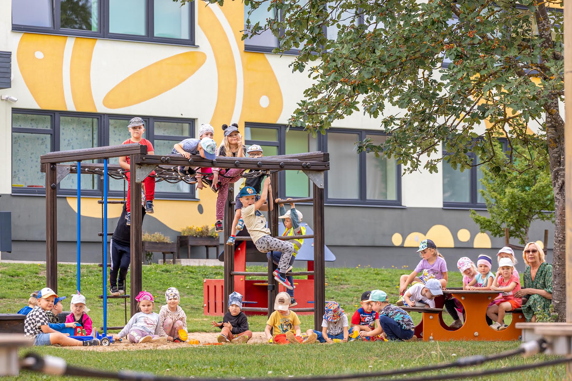 Sõlekese lasteaia direktor Tiina  Kala (paremal) tunneb headmeelt, et lasteaiale päikesepaneelide näol uus energialahendus valmib. Fotol koos lasteaia  aia- ning tasandusrühmade lastega. Foto: AIGAR NAGEL