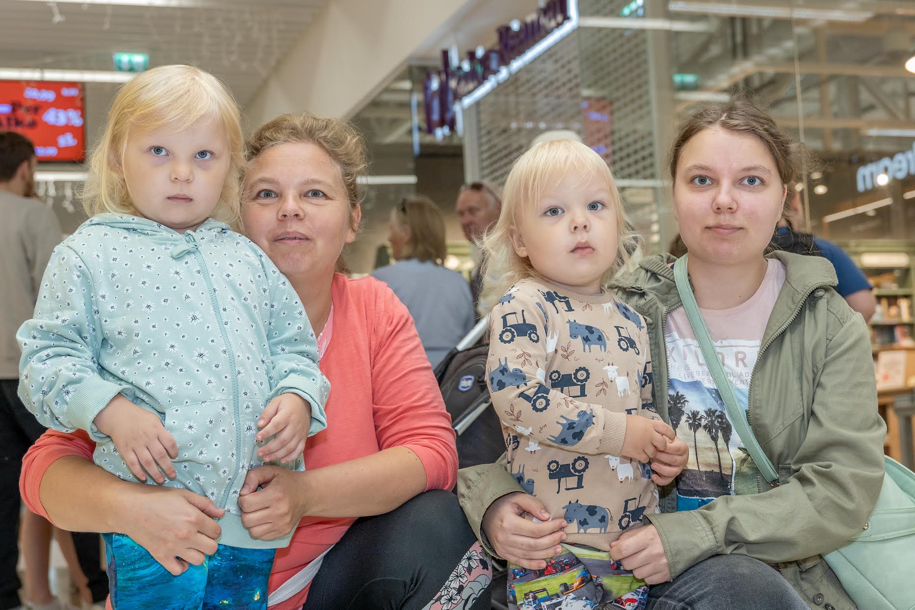 Rahva Raamatu Võru kaupluse avamisele olid tulnud ka (vasakult) väike Liisi Lisete, Merle Kõlu, väike Remi-Randel ja Triinu-Merelle Toht. FOTOD: Aigar Nagel