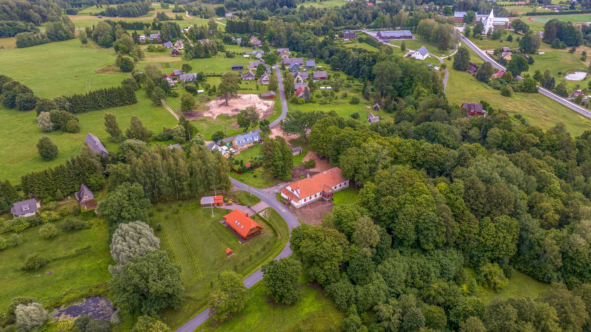 Pildil on näha pastoraadimaja ja selle ümbruses töötanud ekskavaatori jälgi. Tööfront läheb üle Hariduse tänava, kus võisid olla hobusetallid. Näha on maja ots, kus elas pastor. Taamal hele kiriku torn. Foto: AIGAR NAGEL