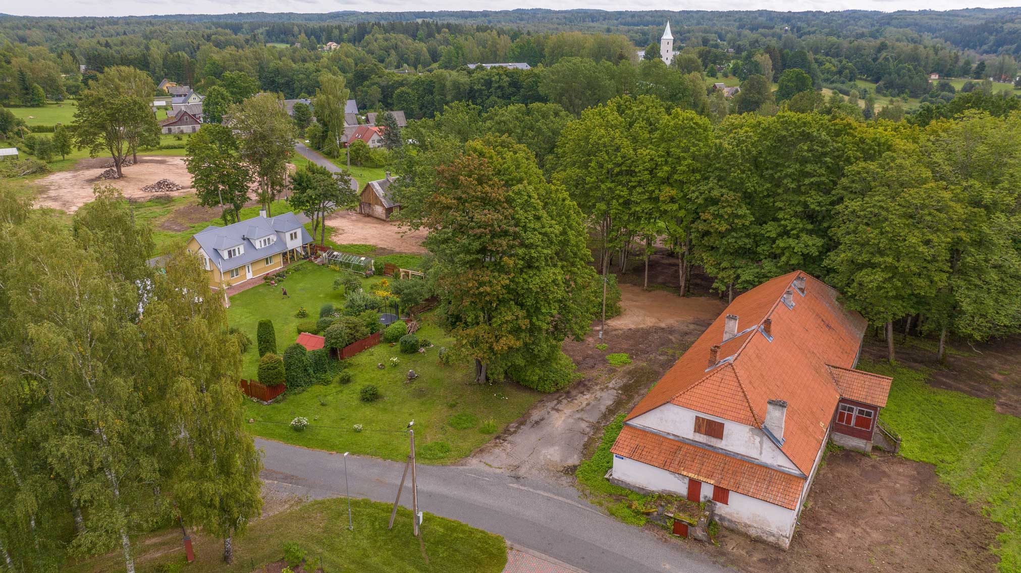 Pildil on näha pastoraadimaja ja selle ümbruses töötanud ekskavaatori jälgi. Tööfront läheb üle Hariduse tänava, kus võisid olla hobusetallid. Näha on maja ots, kus elas pastor. Taamal hele kiriku torn. Foto: AIGAR NAGEL