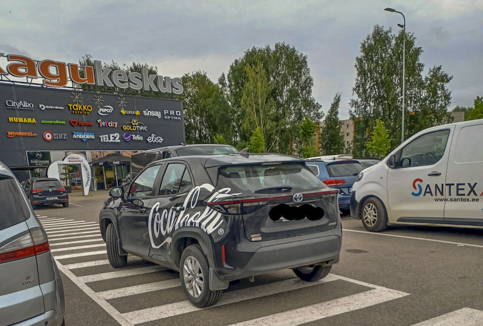 Nädal tagasi jäi Kagukeskuse ees tähelepaneliku võrulase kaamerasilma ette Coca- Cola reklaamkirjadega must Toyota Yaris Cross, mis oli pargitud õkva jalakäijate ülekäigurajale. Foto: ERAKOGU