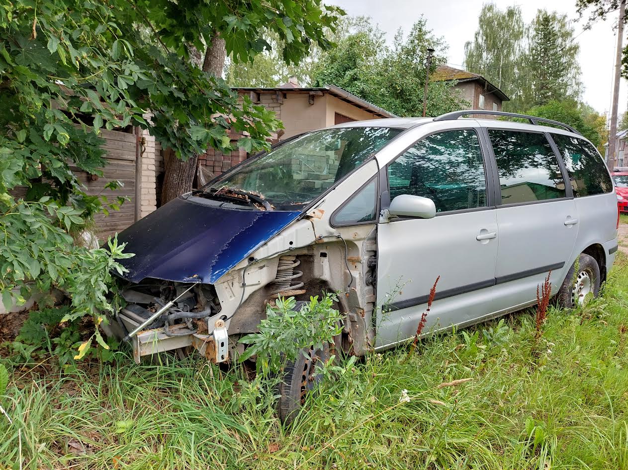 Üsna kindlasti eestlasi tabav automaks paneb romuomanikke oma lagunenud sõidukeid loodusest lammutuskotta tarima. Foto: STEN SANG