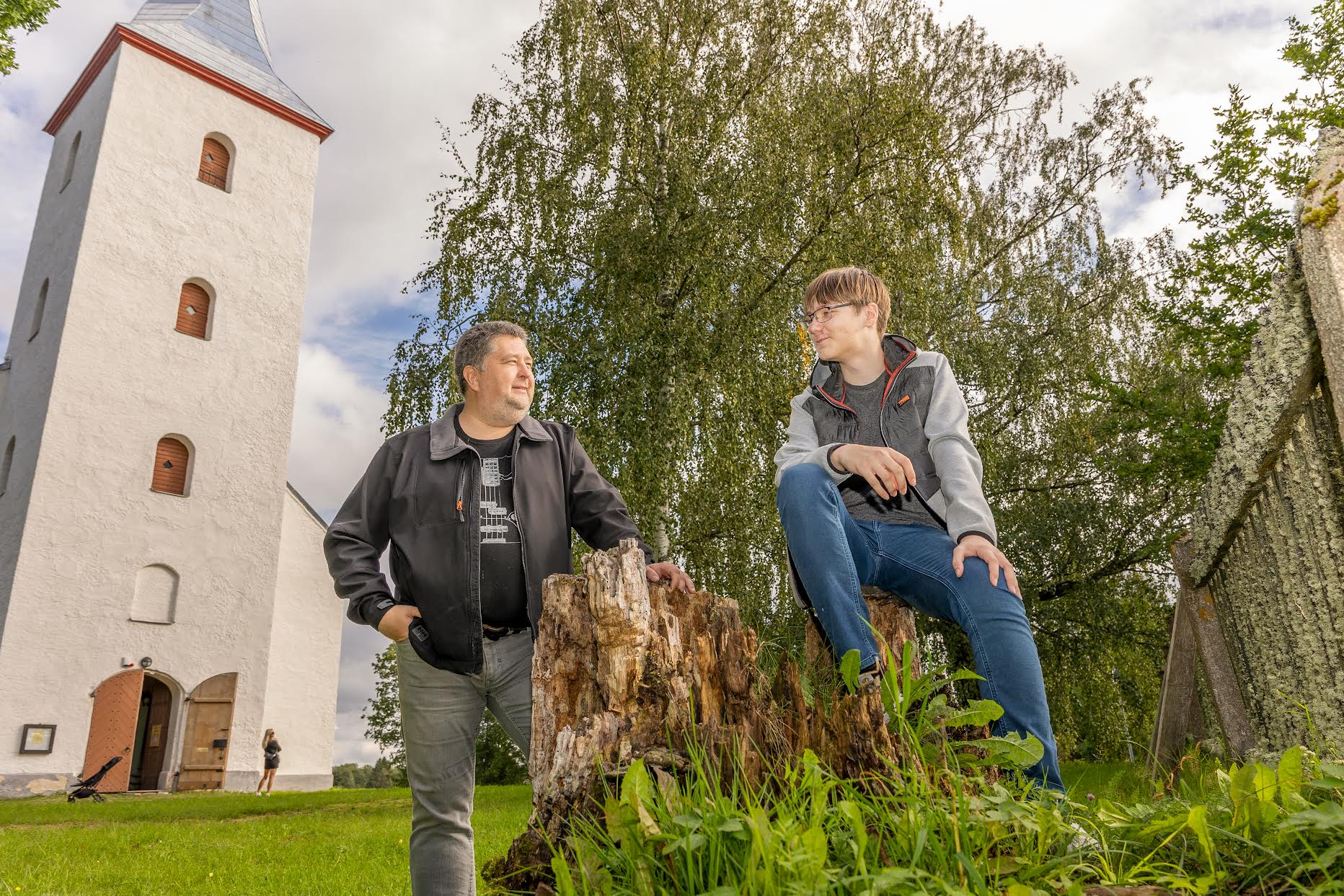 Rõuge kiriku taustal (paremalt) suvel EscapeKirikus abiks olnud Joann Artur Anipai ja kirikuõpetaja Mait Mölder. FOTO: Aigar Nagel