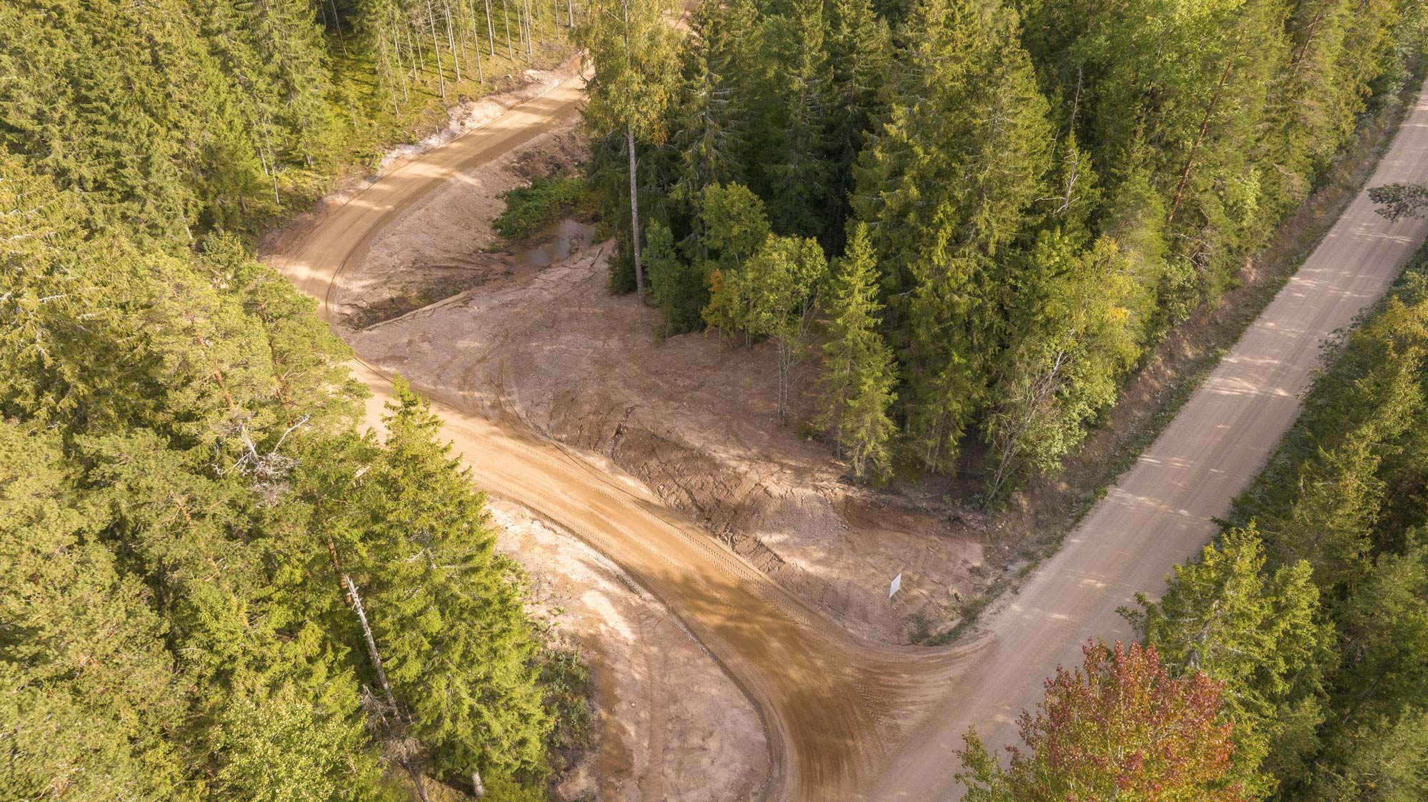 RMK ehitab Võrumaal riigiteelt mahasõite, et oleks turvaline metsamasinatel puid laadida. Foto: AIGAR NAGEL