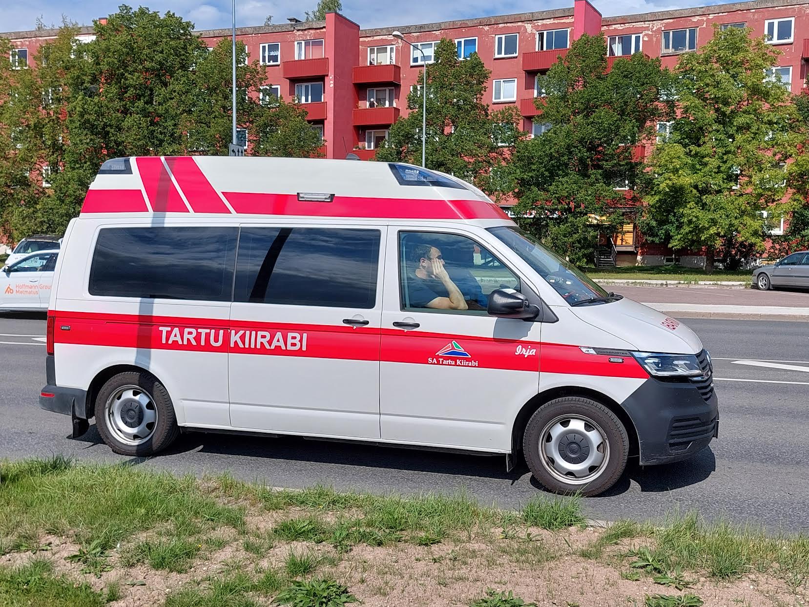 Lõuna-Eesti haigla teeb tihedat ja tõhusat koostööd Tartu meedikutega, keda võib näha ringi  vuramas Irja-nimelises kiirabiautos. Ilmselt on kallist ja elupäästvat tehnikat täis masin oma  nime saanud tunnustatud viroloogi Irja Lutsari järgi. FOTO: Sten Sang