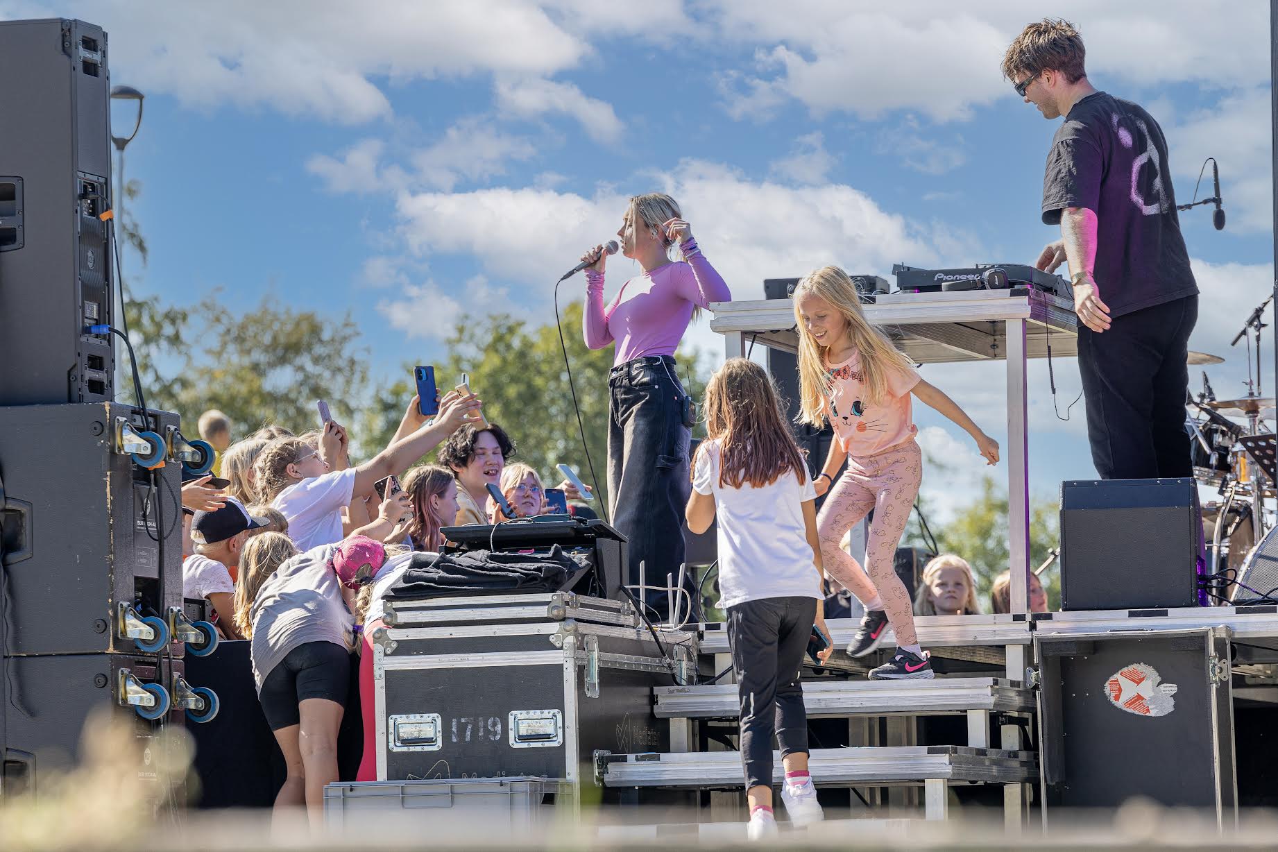 Pärast tegusat ja inforohket päeva sai nelja õppekoha koolipere nautida populaarse Merilin Mälgu üllatuskontserti. Foto: Aigar Nagel