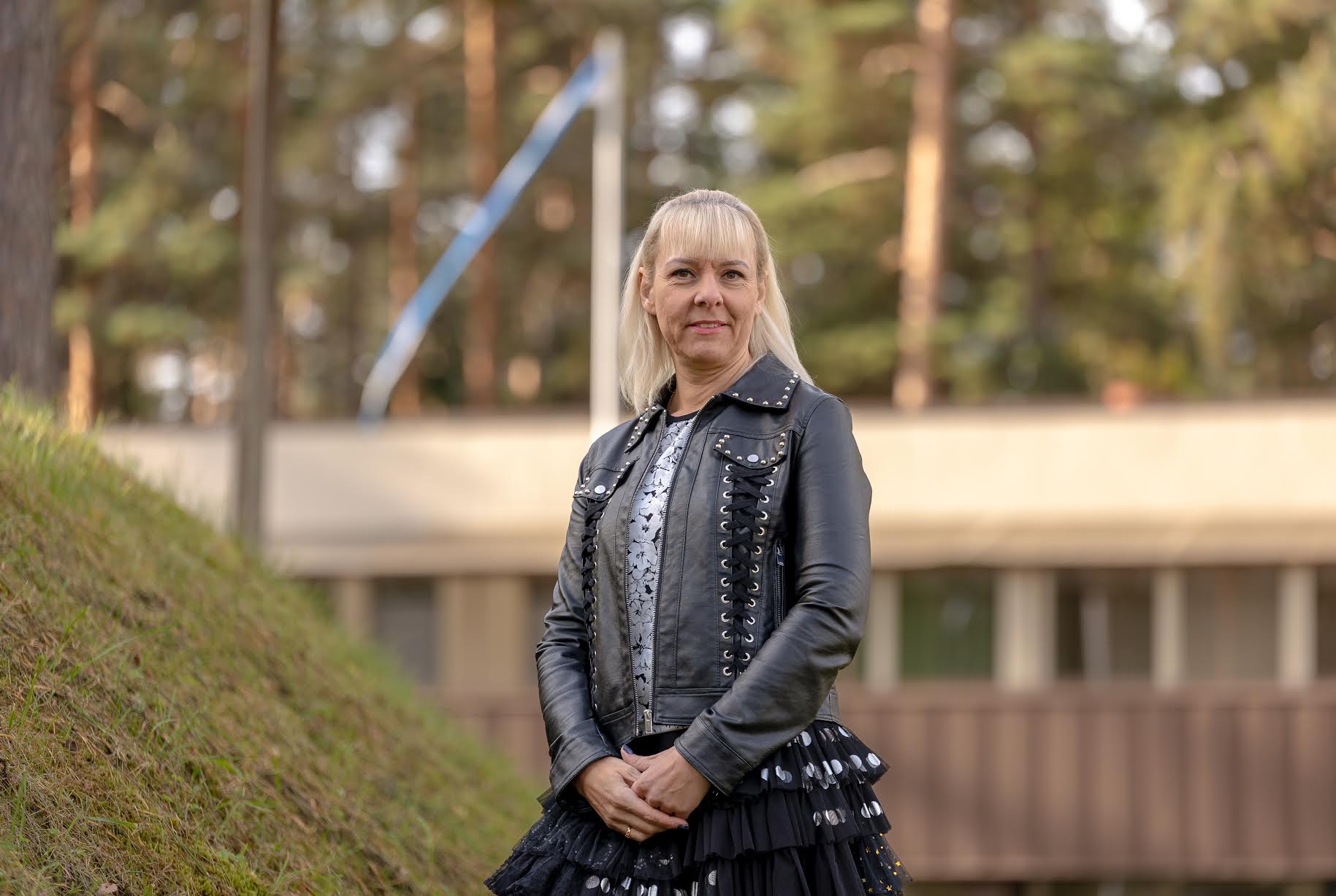 Kui metsa seenele minna pole mahti, armastab Lõuna-Eesti erihooldusteenuste keskuse tegevusjuhendaja Meeli Vill samme koguda nii Võru linnas kui ka promenaadil. Foto: Aigar Nagel