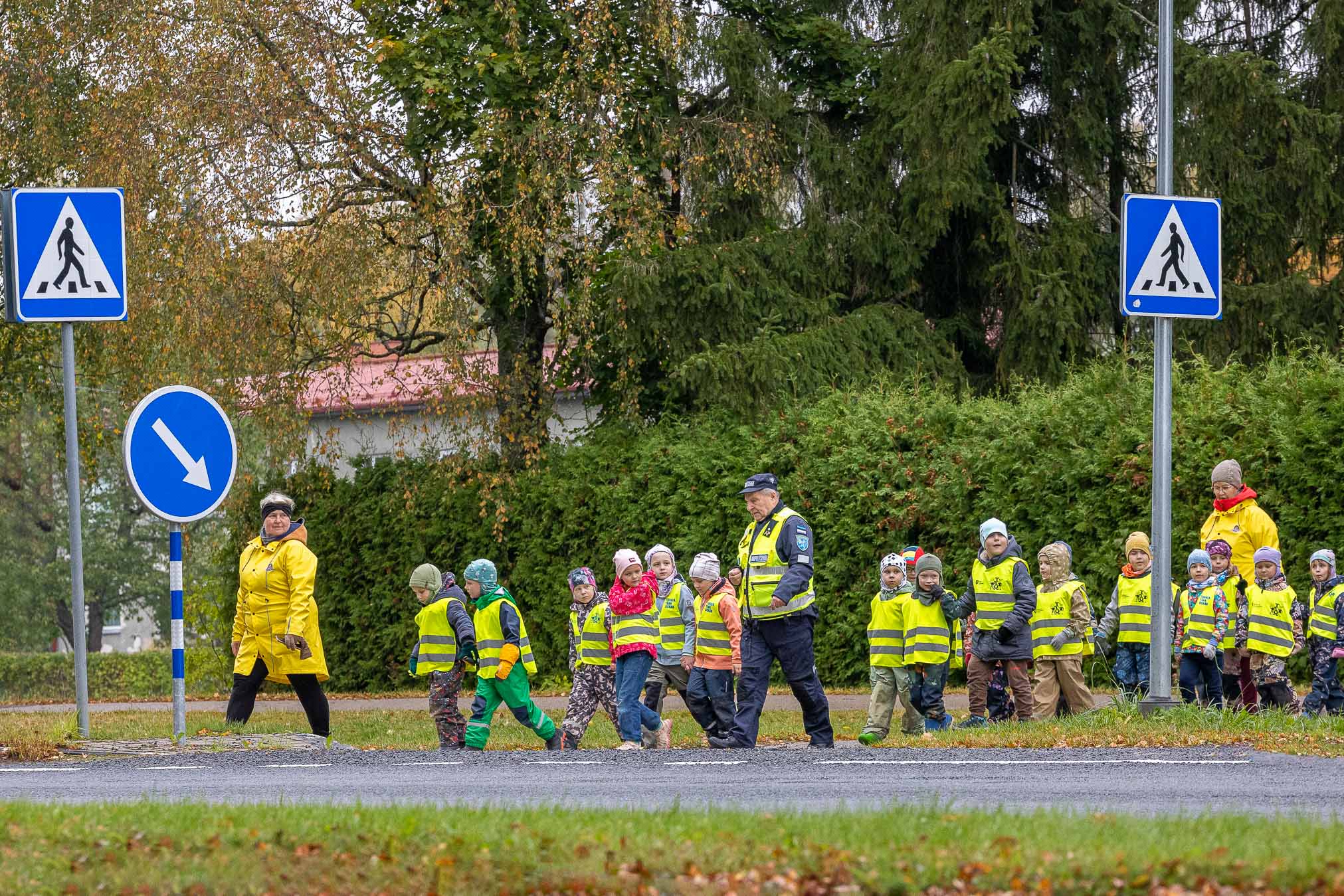 Lõunapärli lasteaia Parksepa maja koolieelikud koos (vasakul) õpetaja Iiri Hollo, abipolitseinik Egon Taali ja õpetaja abi Merike Eelmetsaga. FOTO: Aigar Nagel