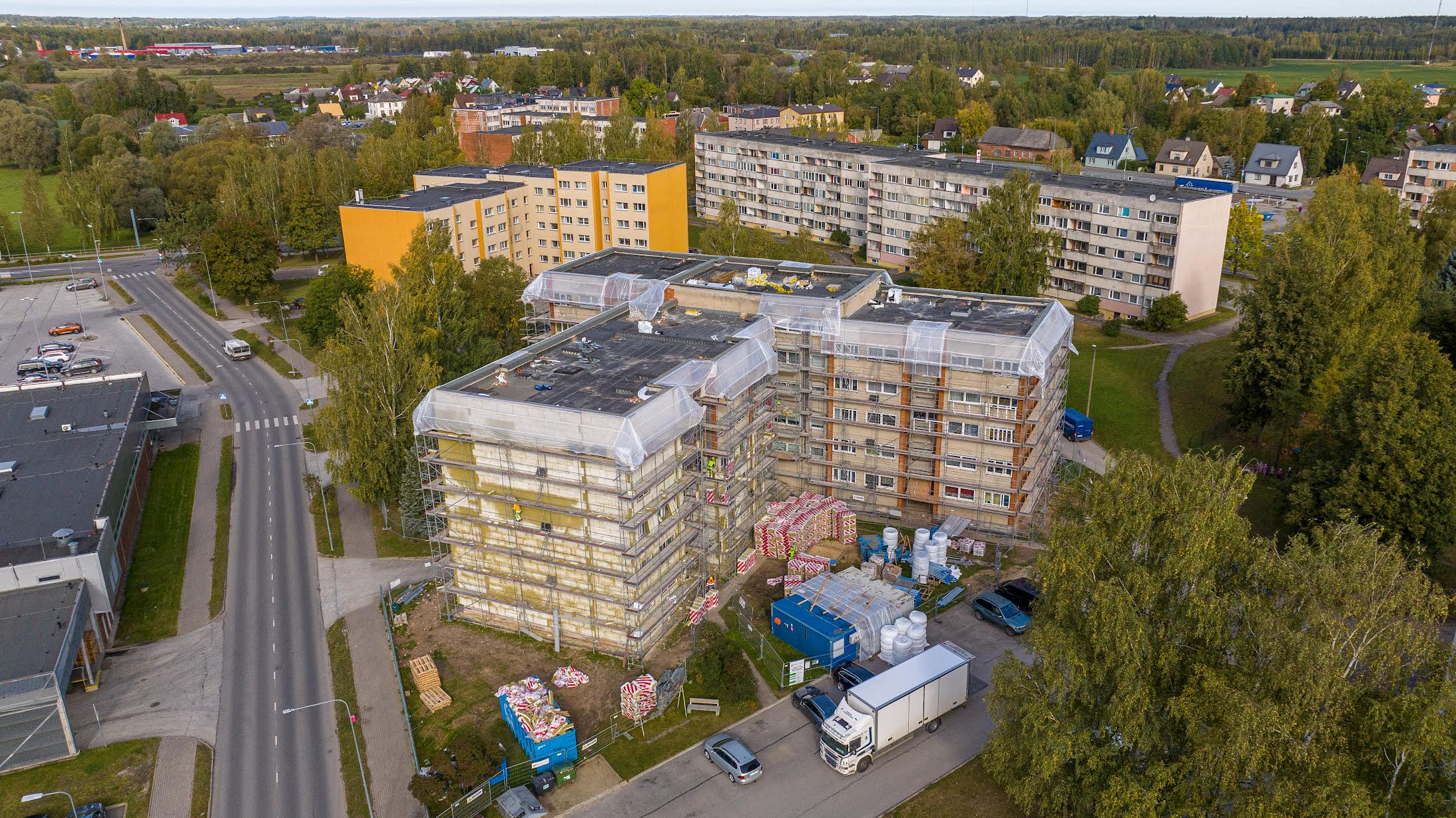 Võrumaa arenduskeskuse korterelamu toetusmeetmete konsultant Jaanus Mark toob esile Kooli tänav 3 maja. Maja renoveerimiseks saadi viimasest voorust toetust ja parasjagu käib seinte soojustamine. Fotod: Aigar Nagel