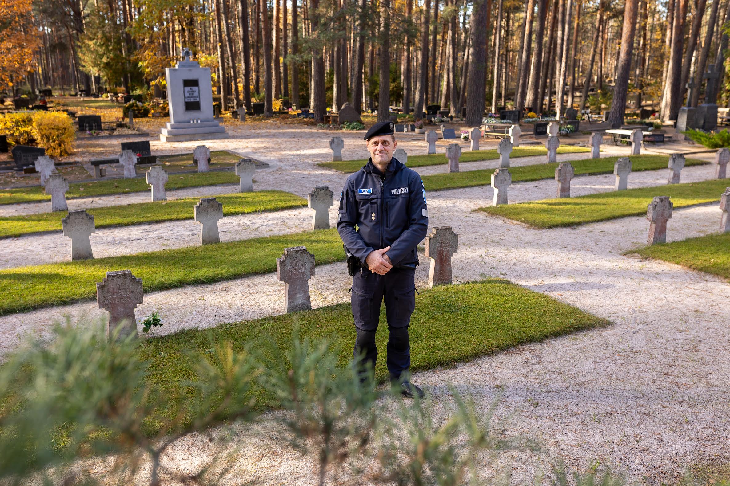 Vabadussõja mälestuse hoidja piirkonnapolitseinik Elar Sarik linnakalmistul asuval mälestusplatsil. Taamal mälestussammas, mis kaeti graniitplaatidega möödunud aastal. Rahastuse osas saadi toona muinsuskaitseametilt negatiivne otsus. Rekonstrueerimistöid toetas 9576 euroga Eesti sõjamuuseum, tööde maksumus kokku oli 13 920 eurot. Foto: Aigar Nagel