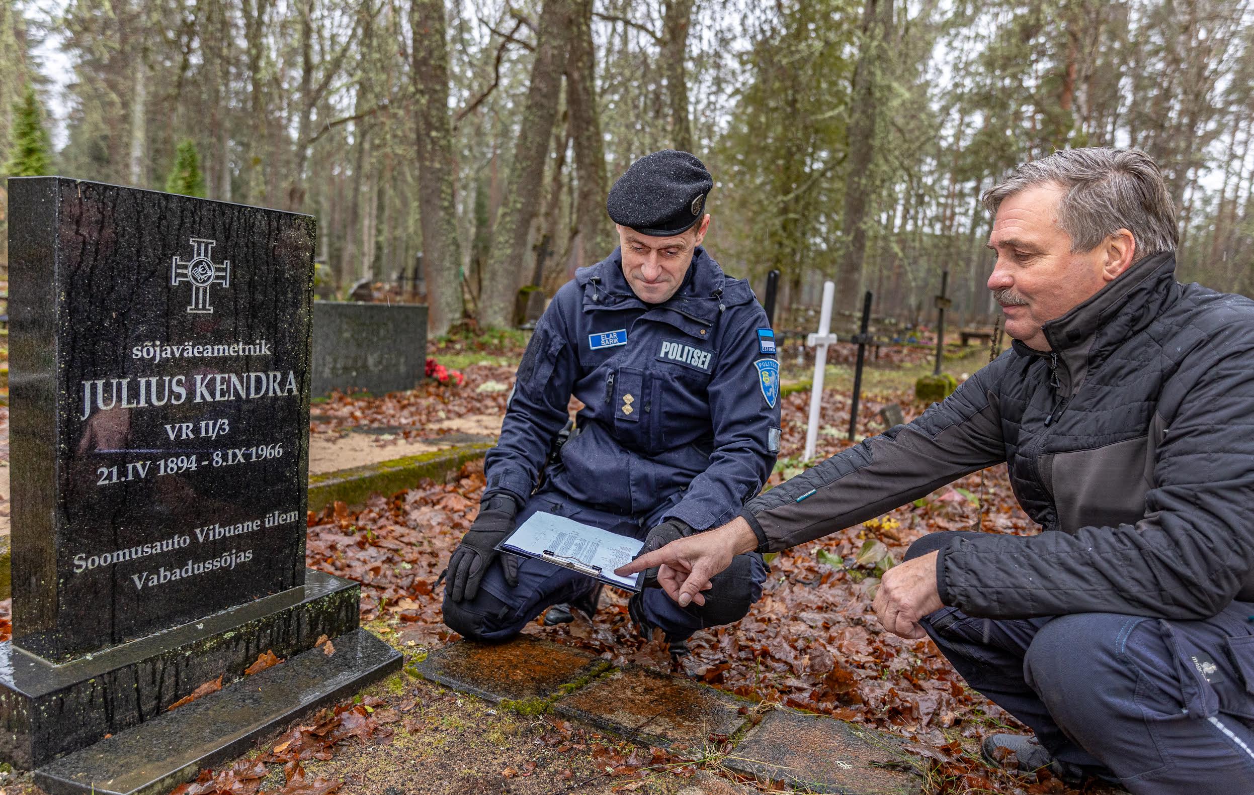 Kaitseliitlane Urmas Juhkam ja Vabadussõja mälestuse hoidja piirkonnapolitseinik Elar Sarik Vastseliina kalmistul Julius Kendra hauaplatsi juures. Juhkami sõnul on Vastseliina maetud kuus nii-öelda Vabadusristi meest, kellest kolme kalmul on taastatud ka samasugused hauakivid. Ülejäänud kolme platsi heakorra eest kannavad hoolt omaksed. Foto: Aigar Nagel