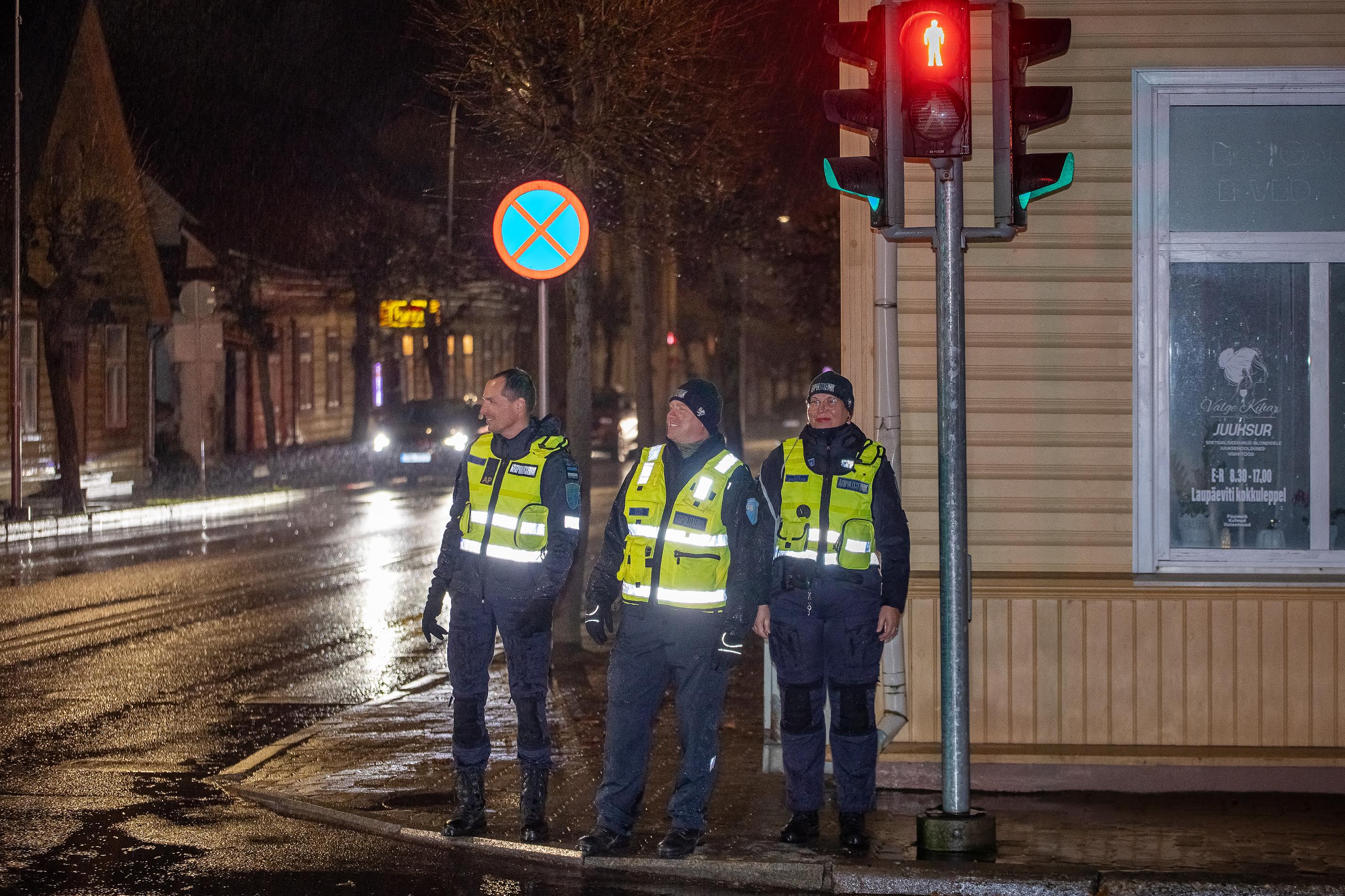 Tänavu korraldati erinevates Eestimaa paigus traditsioonilist helkurkõndi juba üheteistkümnendat aastat. Nii starditi teisipäeva õhtupoolikul kell 17 ka Võru Kesklinna kooli juurest. 