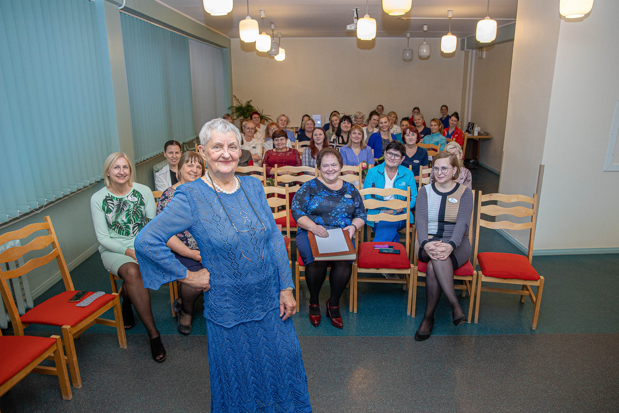 Juubilar Veevi Hõrak oli liigutatud, et tema juubel läks nii paljudele korda ning kogunenud olid nii sõbrad, tuttavad kui ka kolleegid. FOTO: Aigar Nagel