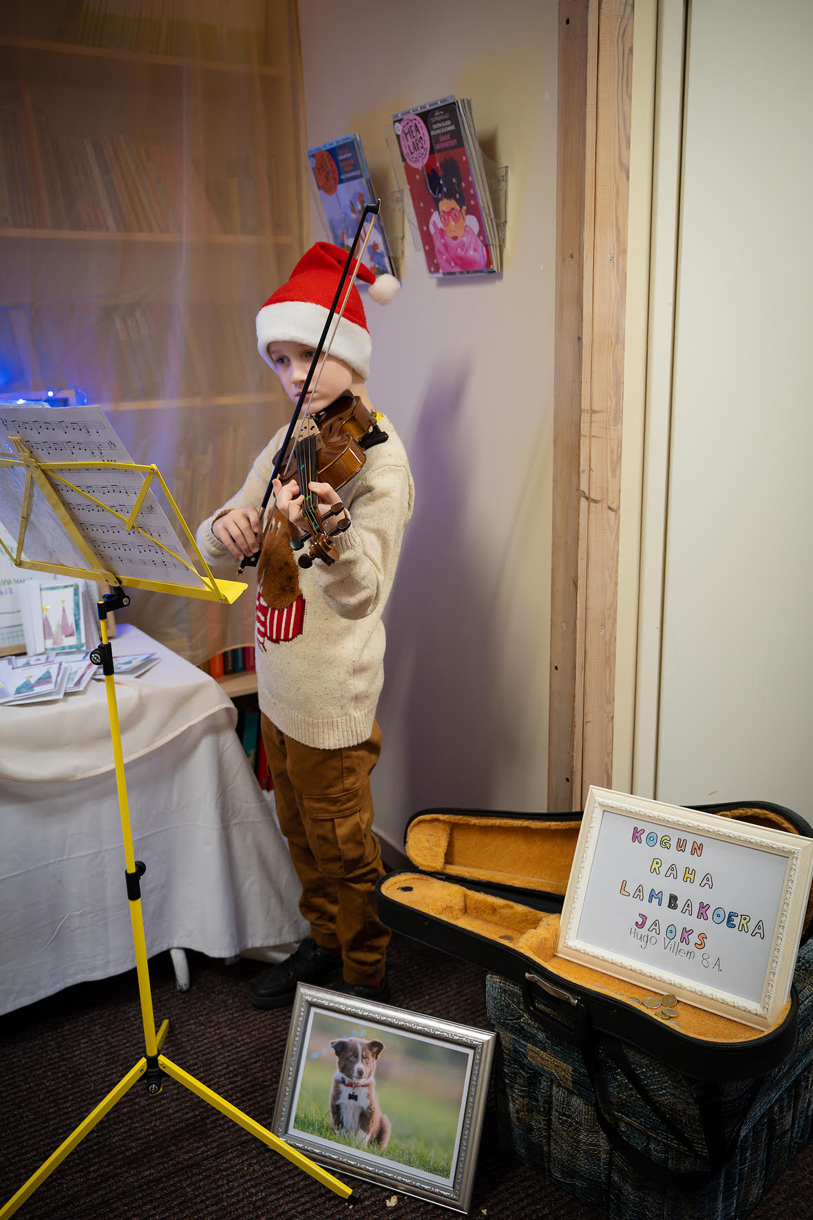 2. klassi õpilane Hugo Karolin mängis jõululaadal vioolat, et täita oma unistus. Kogutud raha eest soovib poiss soetada endale lambakoera. Foto PAAVO EENSALU