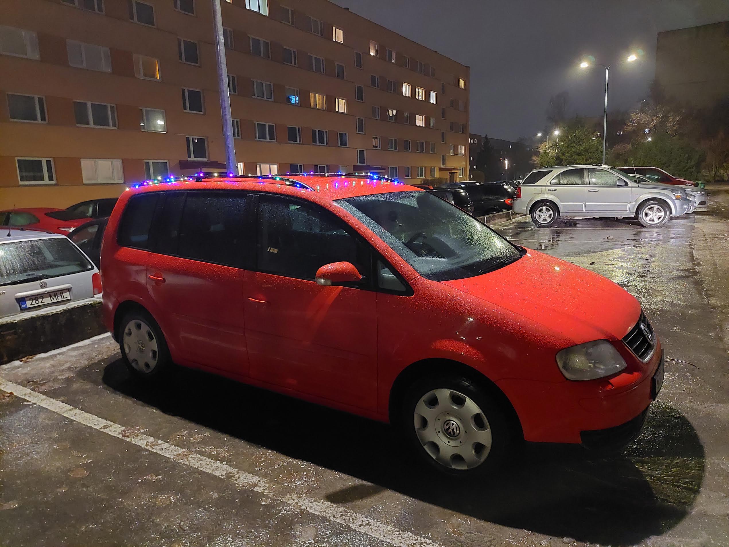 See punane Volkswagen katsetas jõulumeeleolu loomist esialgu salongis sees välkuva sinipunarohelise valgusega. Fotod: Sten Sang