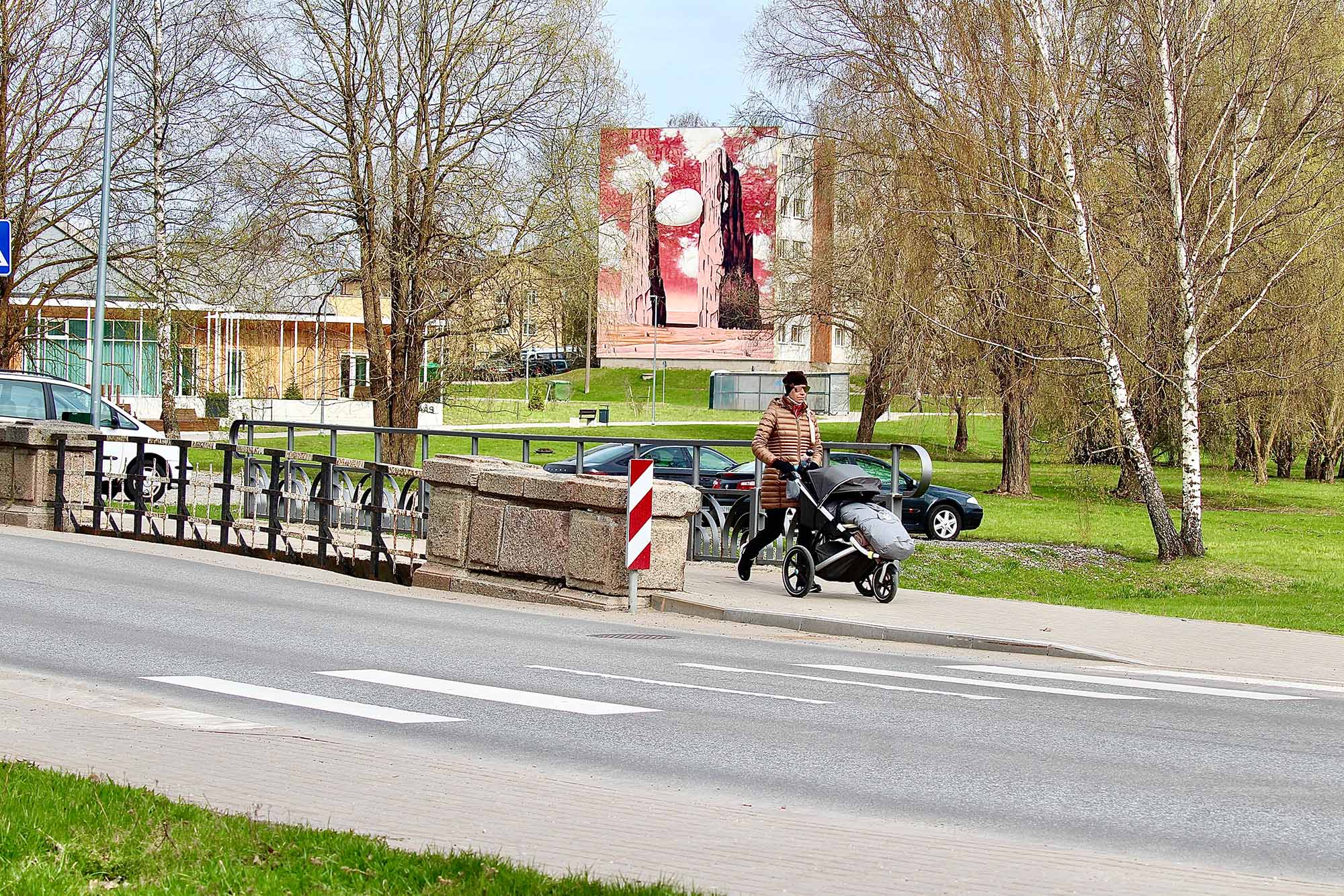 Üle Tartu tänava silla paistab Tervisekeskuse lähistel silma Vilja 4 maja otsasein, kus kahe haru vahel on maagiline muna. Fotod: KALEV ANNOM