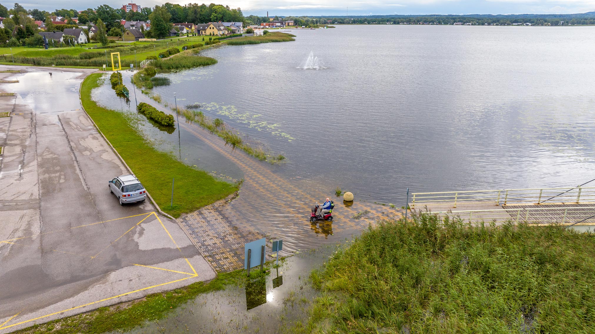 Nädala alguse seisuga on Tamula järve vesi kriitilisel piiril, kuid möödunud aasta kevadise tasemeni ei küüni. FOTOD: Aigar Nagel