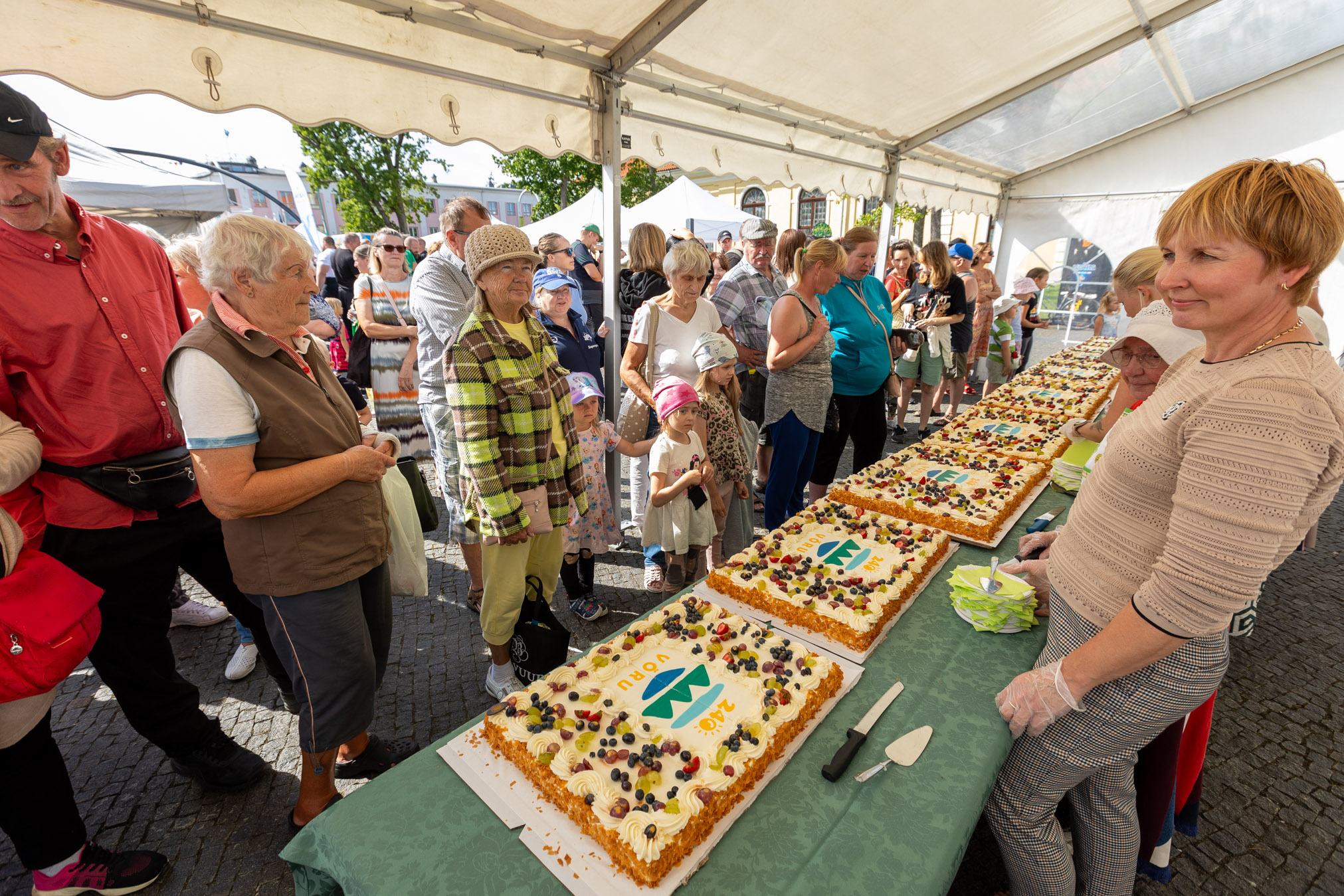 Võru linna juubelitort mekkis puhkpilliorkestri saatel eriti hästi FOTO: Aigar Nagel