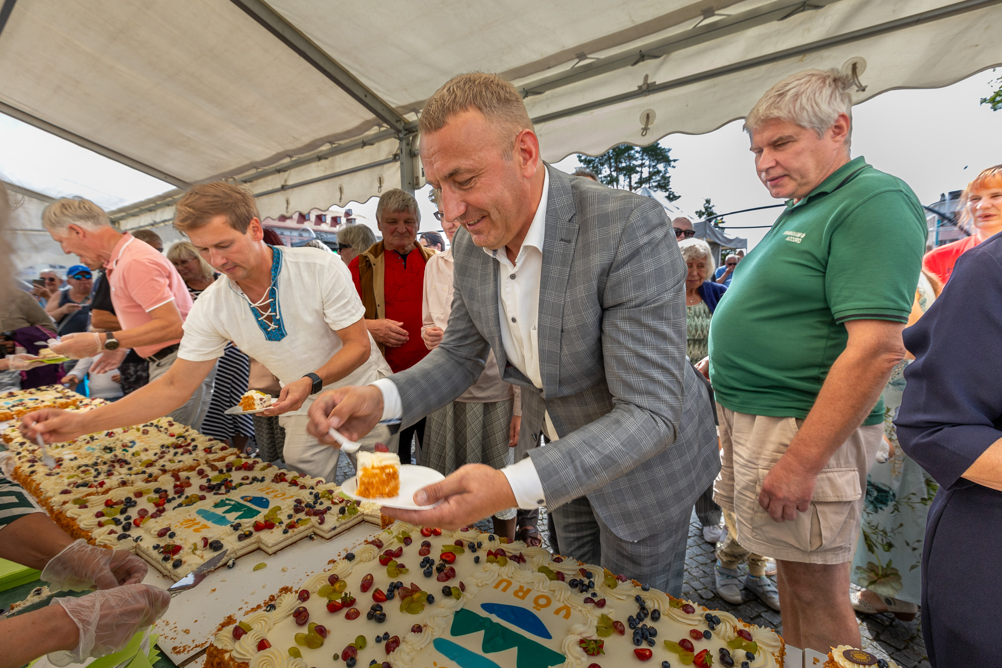 Võru linna juubelitort mekkis puhkpilliorkestri saatel eriti hästi FOTO: Aigar Nagel