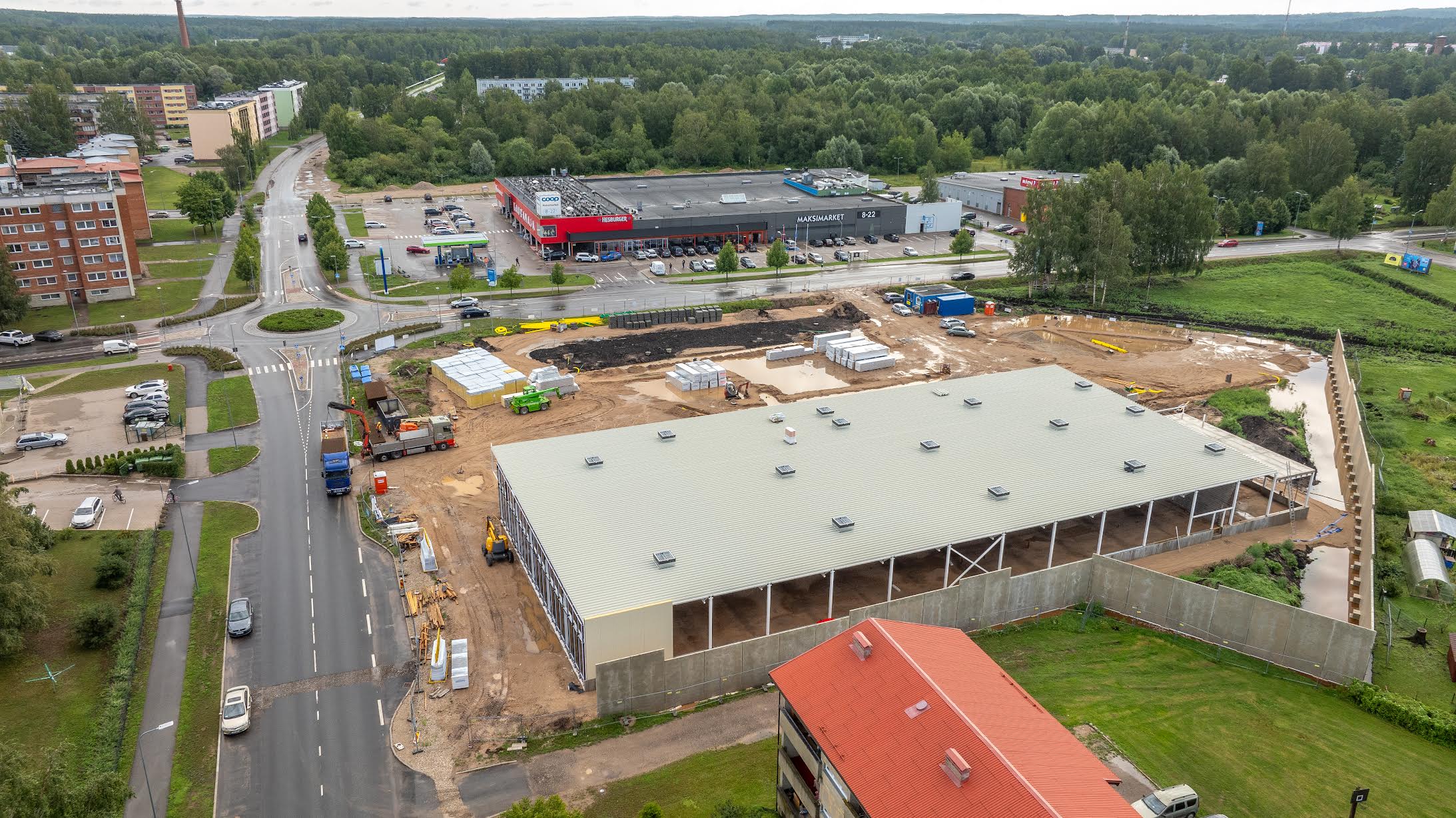 Märtsi alguses alanud Võru Lidli ehitustööd kulmineeruvad majakarbi valmimisega suve lõpus. Avamiskuupäeva ettevõte veel välja ei hõika. Foto: AIGAR NAGEL