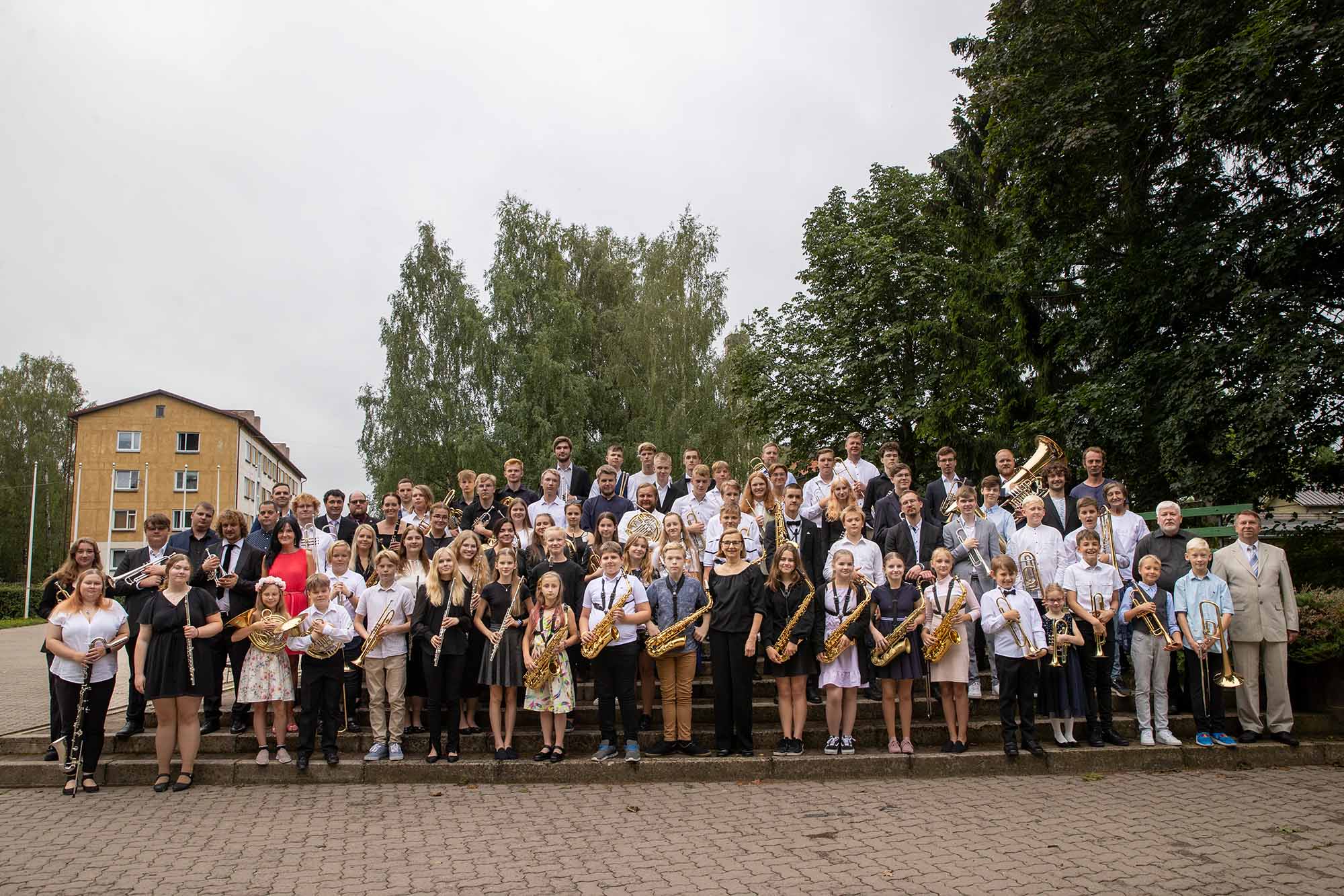 XXVIII Võru Vaskpillipäevade ühisfoto koos Soome külalisdirigendi Helena Sinisaloga.