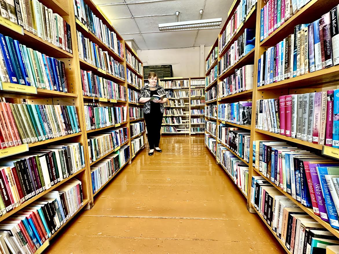 Helgi Kõivumägi ja 12 000 raamatut. FOTO: Kalev Annom