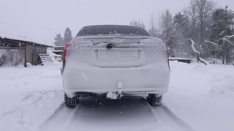 Lumine ja külm talv paneb proovile nii inimeste tervise kui ka autode liikumisvõime. Pärast lumist sõitu on tarvilik auto registrinumber ning tagatuled lumest puhastada. See lumine auto jäi pärast sõitu mõneks ajaks hoovi kosuma, puhastatud sai ta enne järgmist sõiduringi. Foto: STEN SANG