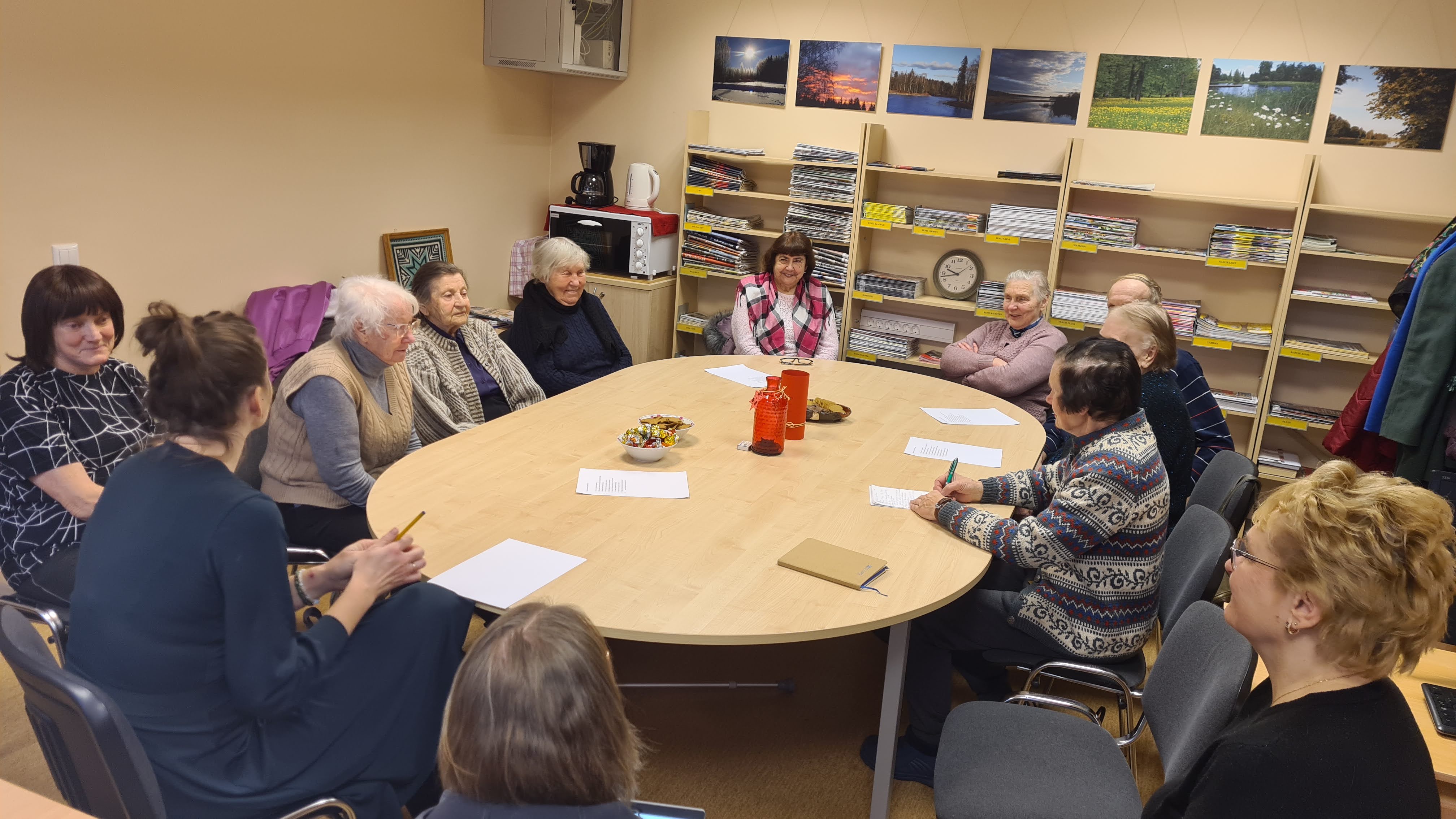 Sel kolmapäeval kogunes Rõuge valla eakatekogu loomise mõttetalgutele 13 piirkonna särasilmset eakat kodanikku. Foto: KADRI KANGRO