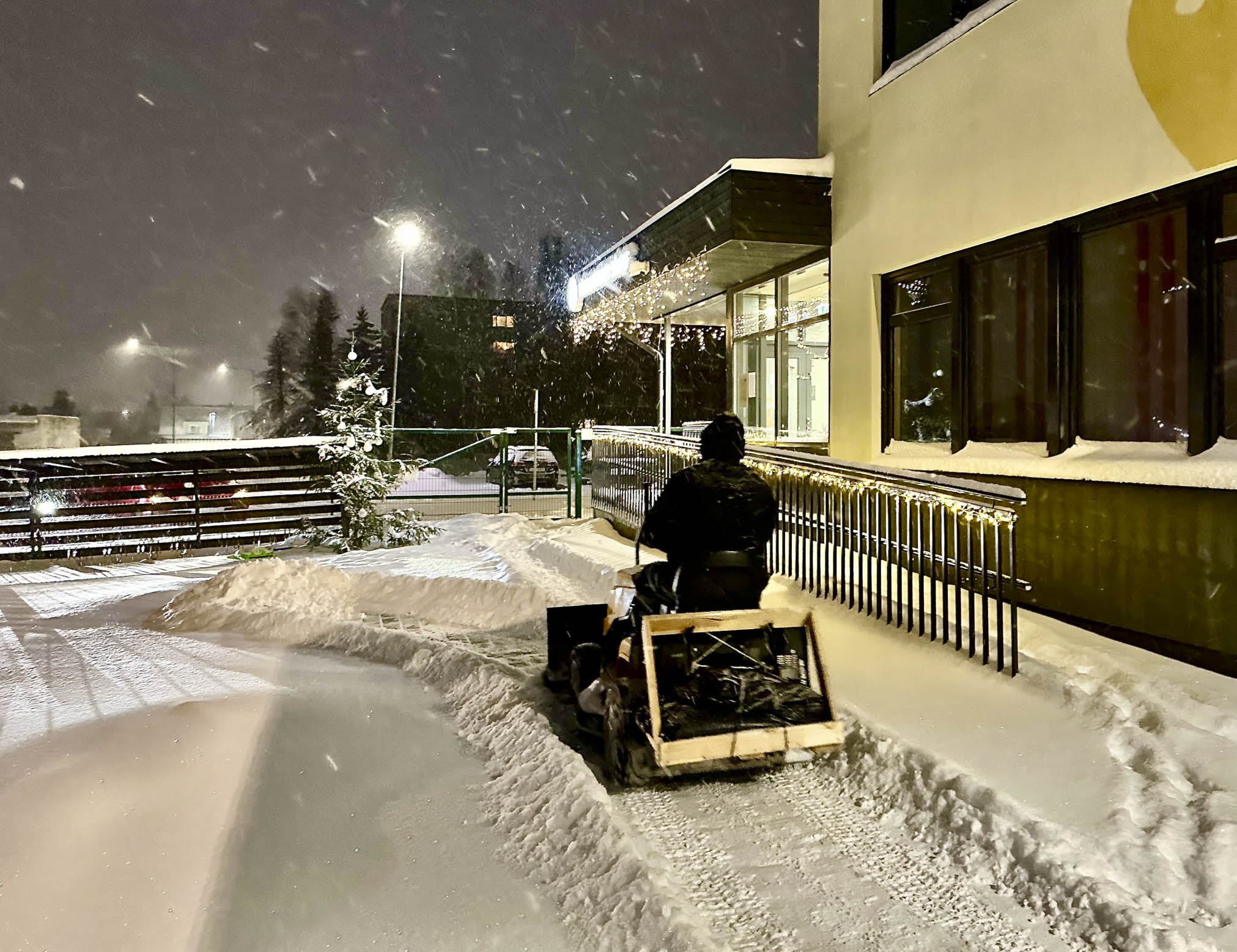 Tänavu 40aastaseks saava lasteaia juures lükati eile hommikul lund sahaga Stiga (muru)traktoriga. FOTO: Kalev Annom