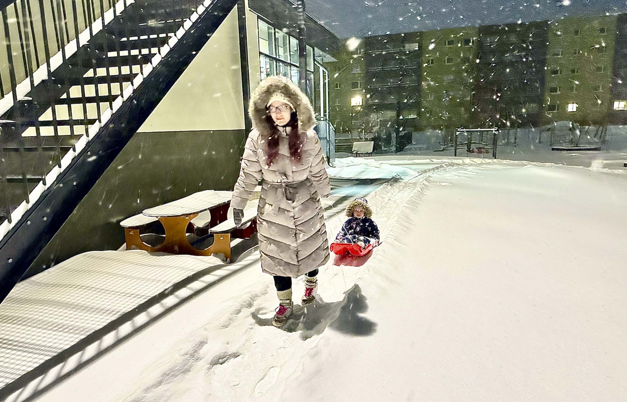 Eile hommikul kell 7.40 rühkis läbi lume lasteaia Sõleke poole ema Maarja Greete koos märtsis kolmeseks saava Emma-Mariaga. Õnneks elavad nad lasteaiale lähedal. FOTO: Kalev Annom