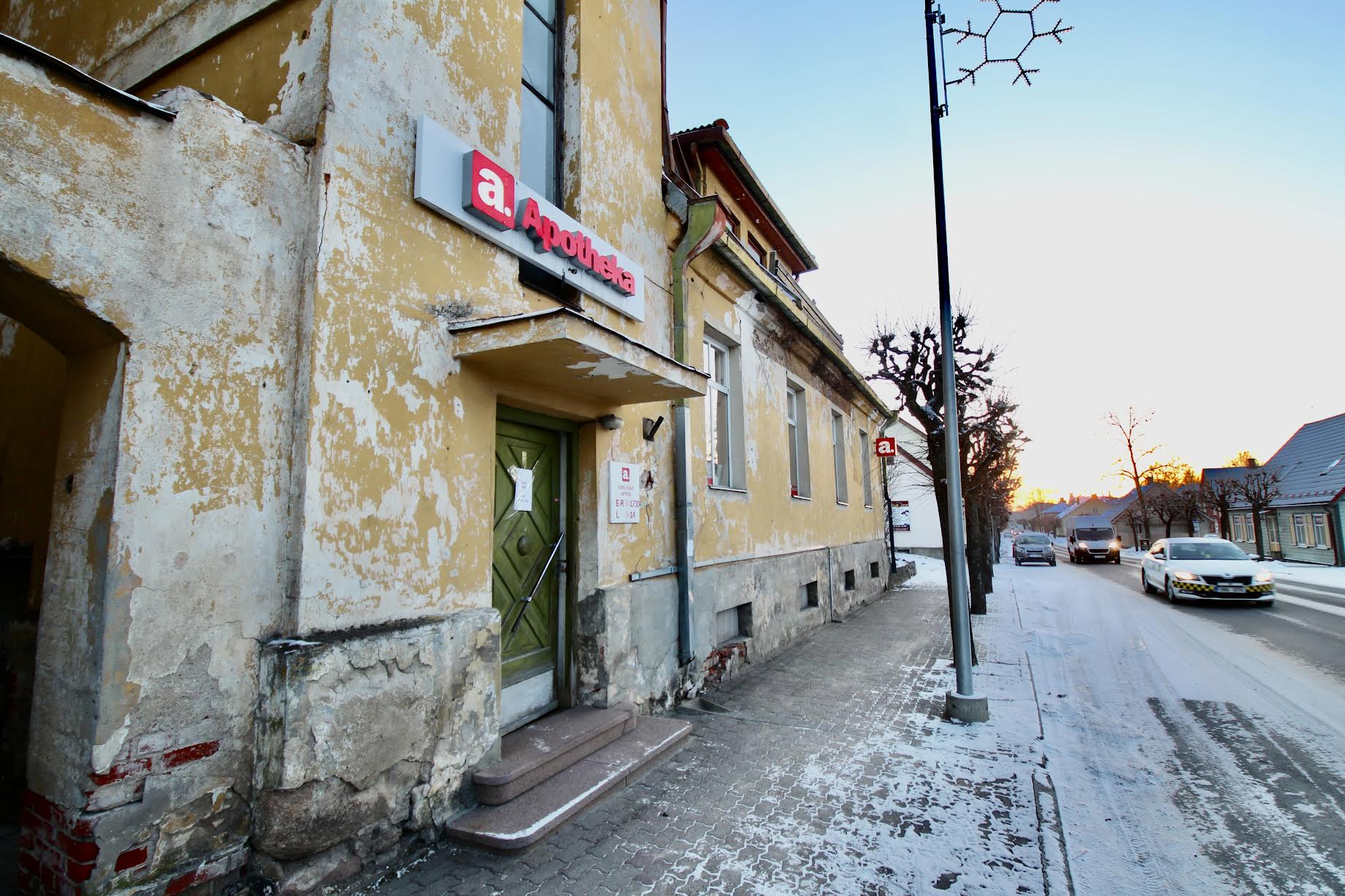 Ehitusregistri andmetel on Jüri 21 maja kasutusele võetud 1941. aastal, siin tegutses omal ajal ka trükikoda ja oli fotoateljee. Väikese Apteegi töötajad soovivad, et aasta 2024 tooks nende ostjatele palju rõõmu. FOTO: Kalev Annom