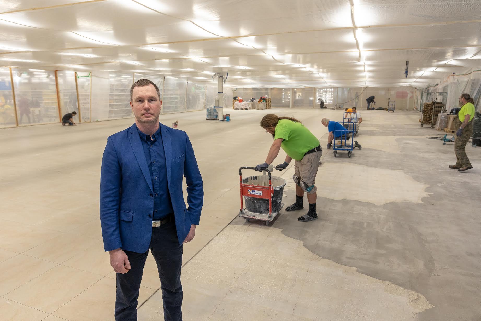 Võru Maksimarketi juhataja Veiko Park reede lõuna ajal keset uuendustöid. Kuna kõik on suurelt ette võetud ning investeering on märkimisväärne, siis lubab Park, et tõenäoliselt nii suuri töid ei võeta jälle ette lähima 20 aasta jooksul. Foto: AIGAR NAGEL