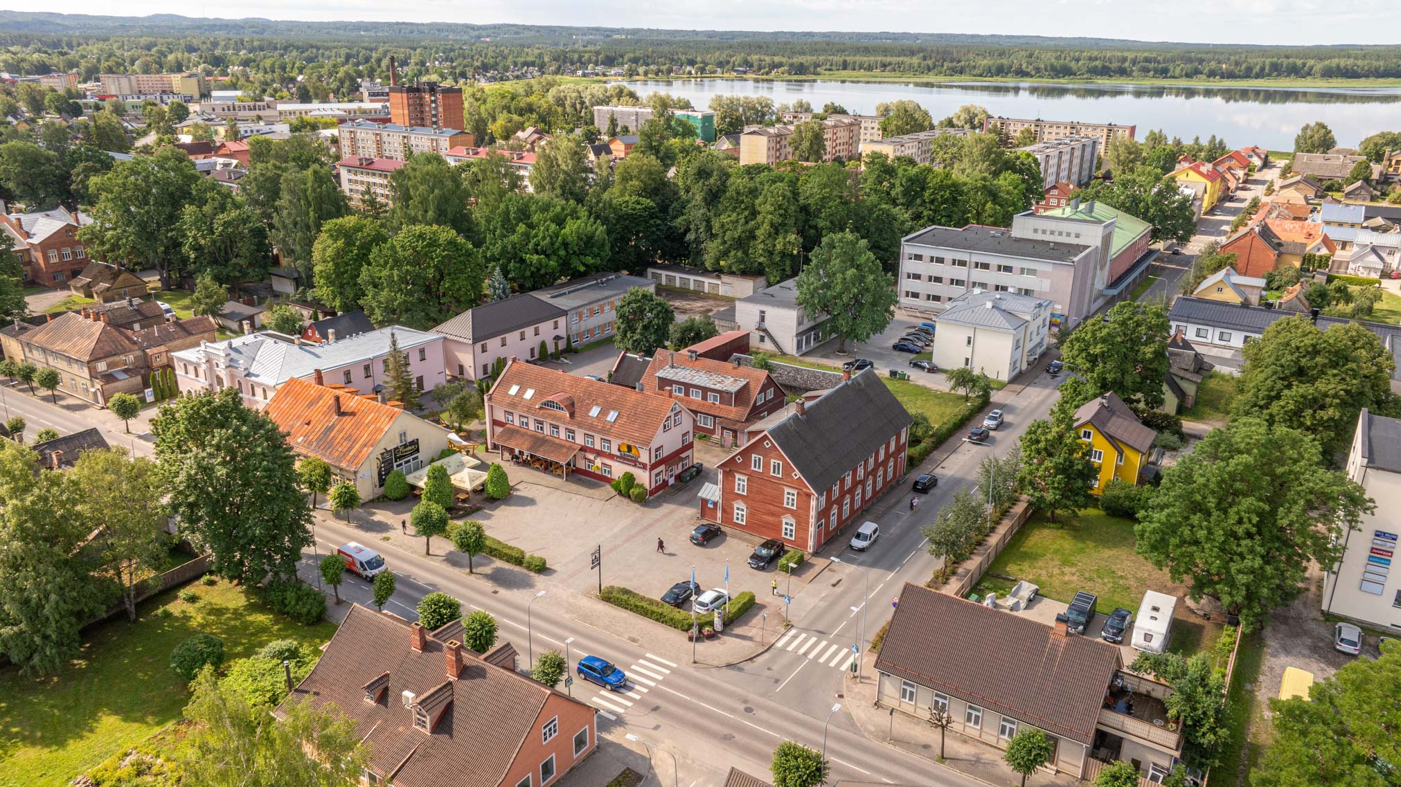 Liiva-ATE kahekorruseline (+keldrikorrus) loomemaja jääb Jüri–Liiva tänava ristmikult Tamula järve poole liikudes ainult 95 sammu kaugusele vasakut kätt. Saab öelda ka nii, et Liiva-ATE on peaaegu et pubi Rändur taga. Liiva tänavat Jüri ja Kreutzwaldi tänava vahel võiks kutsuda ka loomeinimeste kvartaliks, sest siin asub ka Kannel. Varem olid siin ajalehetoimetus ja Võru raadio, millest on saanud RingFM. Drooniga pilti tehes palus üks Liiva tänava üheksa-aastane poiss droonipiloodil drooniga saltot teha ja oli julgelt valmis pulti enda kätte võtma …, kuid oma nime ta öelda siiski ei julgenud. FOTO: Aigar Nagel