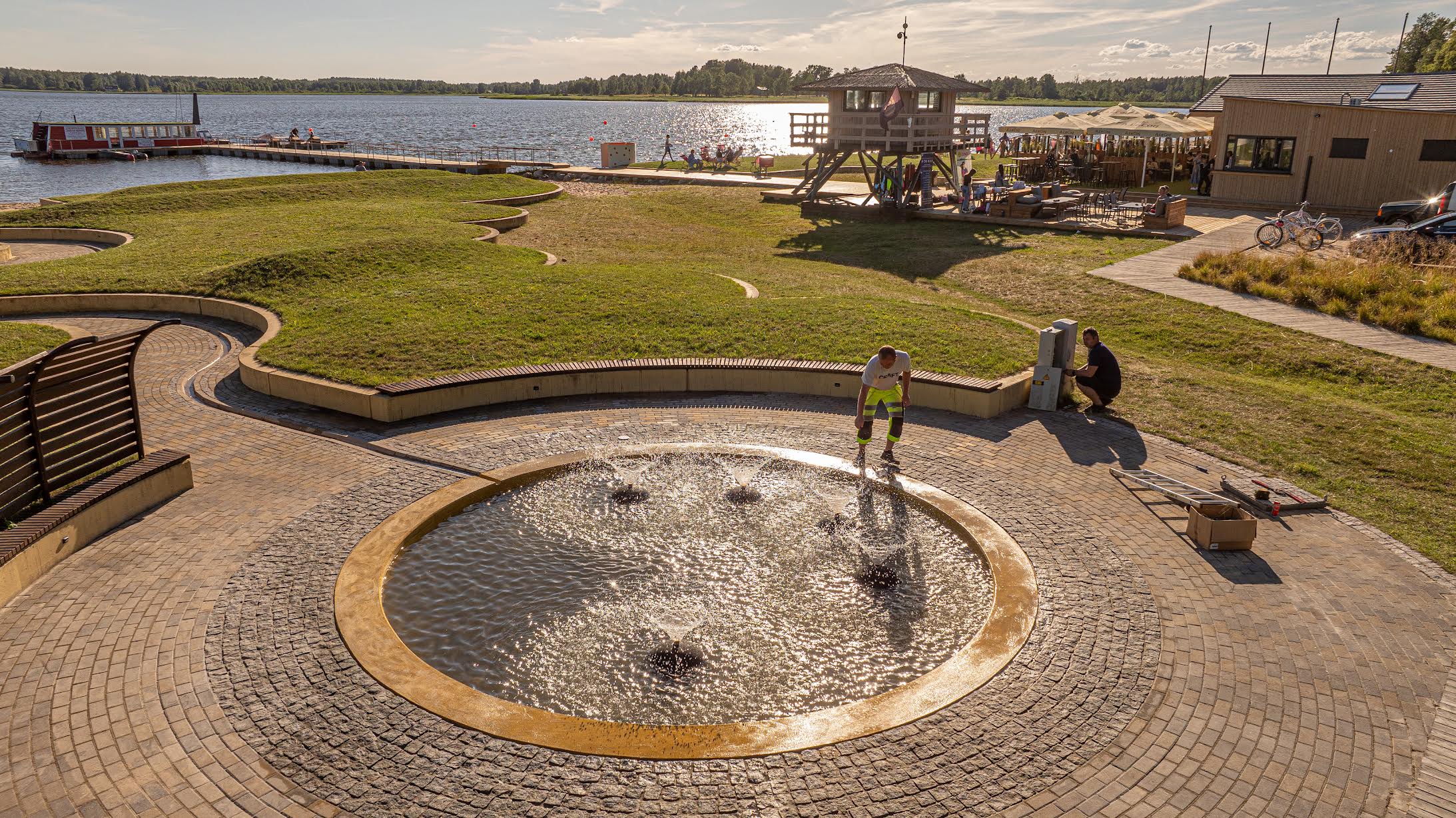 Juulikuus lõppesid umbes poolteist kuud kestnud rannapromenaadi purskkaevu remondi- ning uuendustööd. Veetorustik ja bassein jäid endiseks, kuid lisati uued, loodetavasti töökindlamad tehnosüsteemid. Foto: AIGAR NAGEL