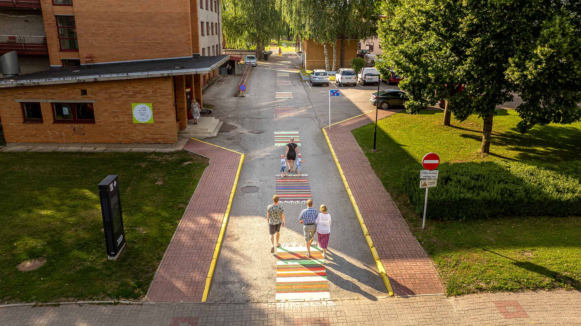 Juulikuu esimeses pooles Kesklinna kooli juurde maalitud triibuvaibad on end igati ära tasunud ja juhatavad kliendid hõlpsasti käsitööpoodi. Ideed on kiitnud tulijad nii meilt kui ka mujalt. Foto: AIGAR NAGEL