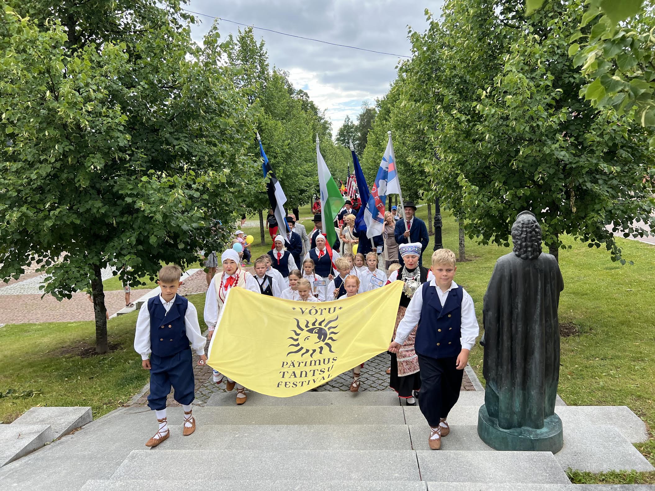 Võru pärimustantsu festival „Kirivüs” sai üle hulga aja kostitada värvikireva rongkäiguga, kus erinevad kultuurid oma omapära demonstreerisid. Rongkäik algas Kreutzwaldi pargis, liikus mööda Katariina alleed keskväljakuni ning sealt edasi Jüri tänavat mööda Vabaduse väljakule, kuhu oli üles seatud festivali pealava. Foto: VÕRUMAA TEATAJA