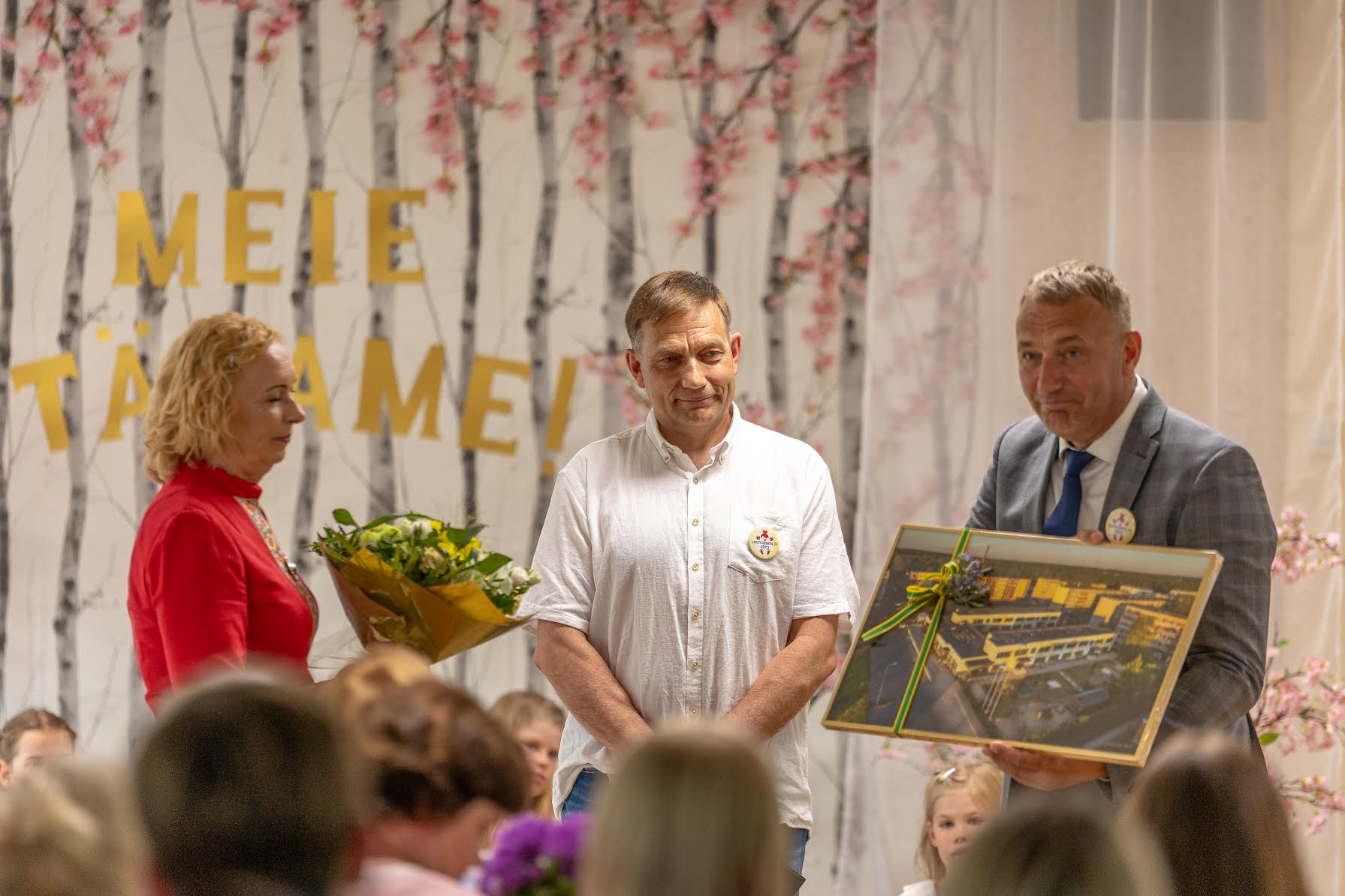 Võru linnapea Kalvi Kõva (paremal) ning abilinnapea Sixten Sild andsid lasteaia direktorile Tiina Kalale üle foto lasteaiahoonest. Fotod: AIGAR NAGEL