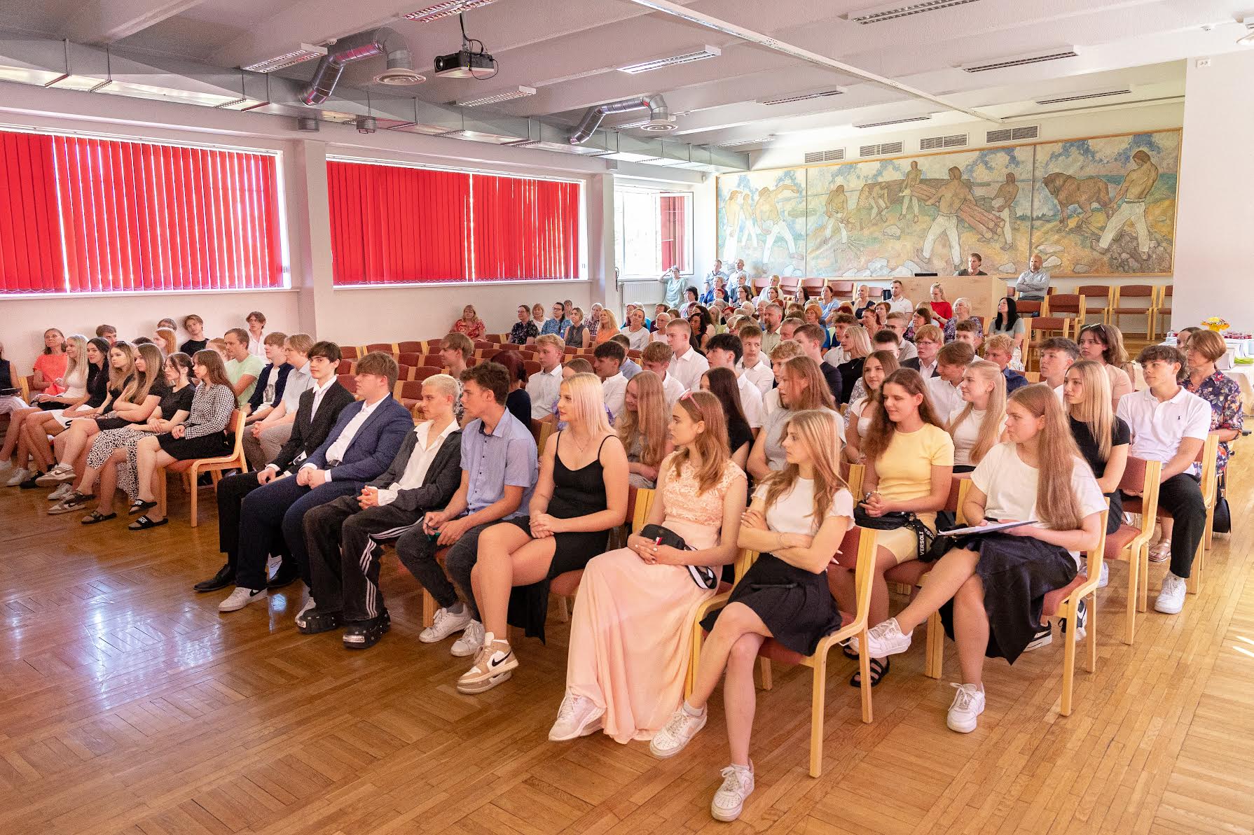 Kolme paralleelklassi 60 õpilast kogunes lõuna ajal aulasse aktusele. FOTO: Aigar Nagel