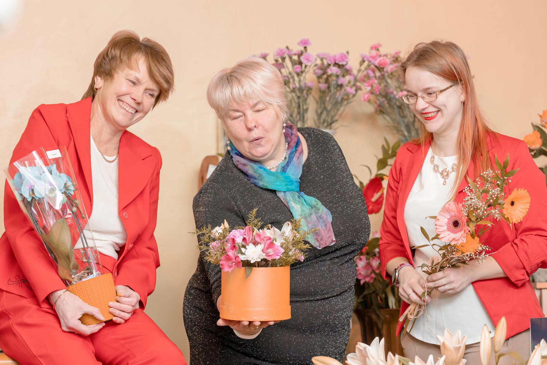 Kerly Zeisik (vasakult), Kaja Vainula ja Ulvi Leeland naistepäeva hommikul Vastseliinas asuvas lillekaupluses kliente tervitamas. FOTOD: Aigar Nagel