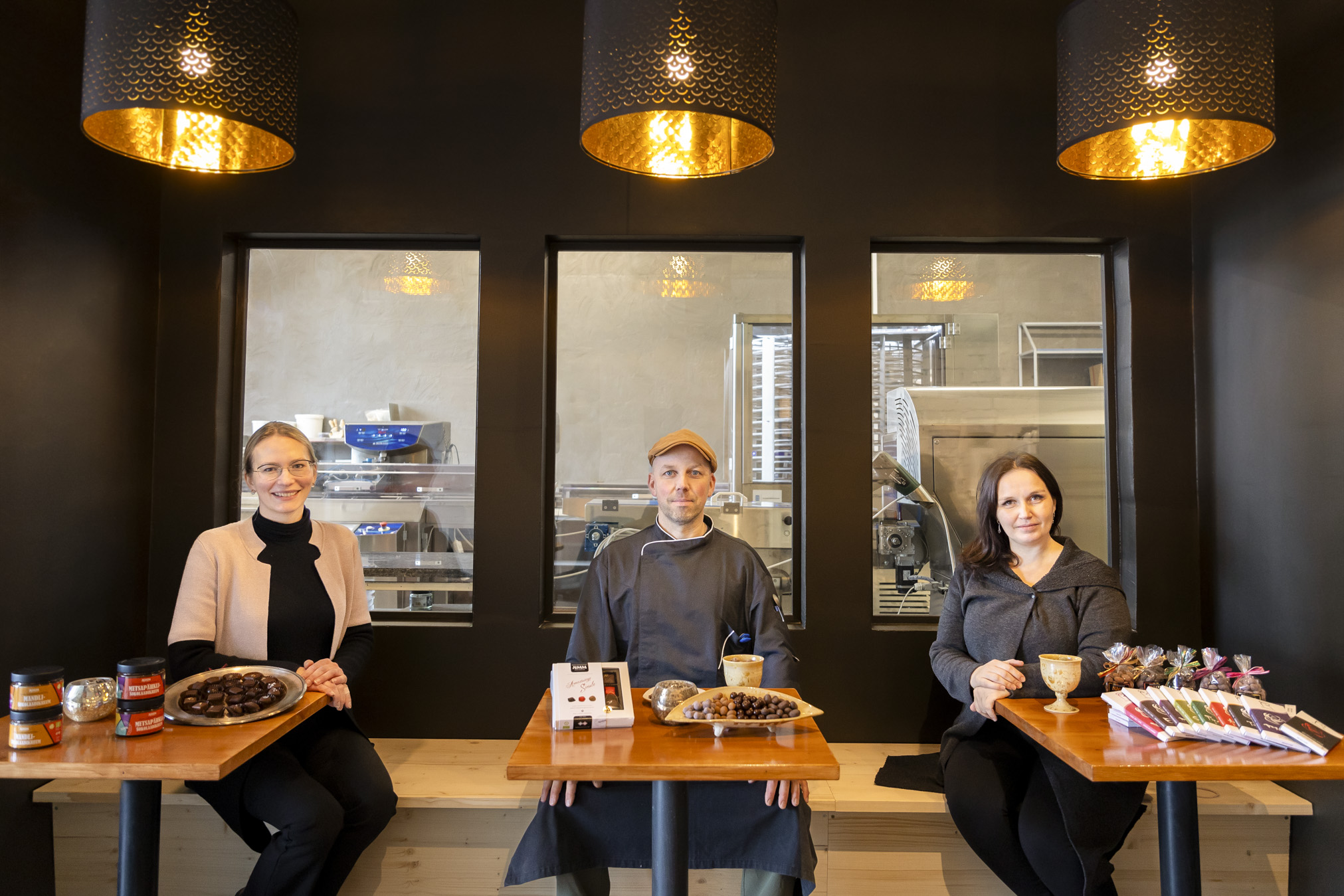 Roosiku šokolaadide loojad Merike ja Aivo Alev (paremalt) ning partner Reet Kasekamp lähikuudel avatavas tehasepood-kohvikus Räpina maanteel endistes AD Experdi ruumides. Foto: AIGAR NAGEL
