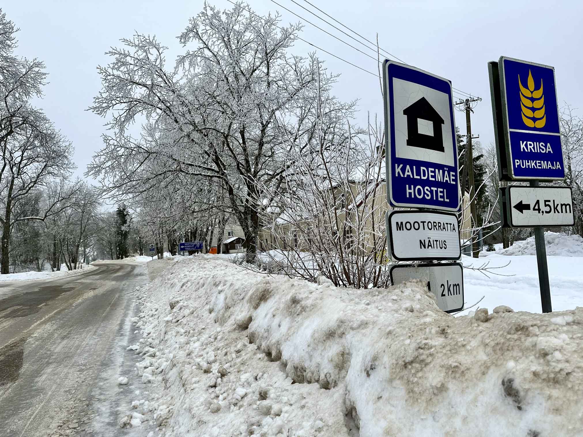 Lumevallid varjavad juba liiklusmärke. FOTOD: Kalev Annom